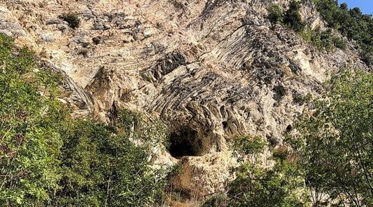 I luoghi sacri in Abruzzo: Castel Manfrino, le gole e gli Eremi del Salinello (Grotta Sant'Angelo). Castel Manfrino, le gole e gli Eremi del Salinello. Il territorio abruzzese è da sempre permeato da un profondo senso di sacralità, che si manifesta nei luoghi di culto incastonati tra le montagne e le gole selvagge. Tra questi, le Gole del Salinello rappresentano un luogo di rara suggestione, dove natura e spiritualità si fondono in un equilibrio perfetto. Scavate nel tempo dal corso impetuoso del fiume Salinello, queste gole si snodano tra la Montagna dei Fiori e la Montagna di Campli, creando un ambiente mistico e selvaggio, ideale per il raccoglimento e la preghiera. Fin dalla preistoria, l’uomo ha trovato in queste terre un rifugio sicuro e un punto di contatto con il divino. La Grotta di Sant’Angelo, situata a Ripe di Civitella del Tronto, ne è un esempio straordinario: da oltre diecimila anni è considerata un luogo sacro, prima per i culti pagani e poi per il cristianesimo, divenendo meta di pellegrinaggi e celebrazioni. Il suo ambiente raccolto, immerso nel silenzio della natura, evoca un senso di sacralità che attraversa i secoli, testimoniando l’ininterrotta devozione di generazioni di fedeli. Lungo le pendici più alte delle gole, gli eremi si affacciano sul vuoto in posizioni spettacolari, quasi a voler sfidare la gravità. Santa Maria Maddalena, Santa Maria Scalena, San Francesco alle Scalelle e Sant’Angelo in Volturino sono testimonianze di un’epoca in cui la fede si esprimeva attraverso l’isolamento e la meditazione. Quest’ultimo eremo, il più affascinante e remoto, deve il suo nome al latino vultur, avvoltoio, in riferimento ai rapaci che sorvolano maestosamente queste cime. Ancora oggi, questi luoghi conservano il loro potere spirituale, attirando escursionisti e devoti in cerca di pace e contemplazione. Sovrastando le gole con la sua imponenza, Castel Manfrino veglia su questo scenario carico di storia e mistero. Costruito nel 1258 per volontà di Manfredi di Svevia, il castello era un baluardo strategico, ma col tempo è diventato anche simbolo di un legame profondo tra uomo, fede e natura. Le sue rovine, avvolte dalla vegetazione e scolpite dal vento, sembrano custodire il respiro antico di queste terre, dove la spiritualità si mescola alla grandiosità della montagna, creando un’atmosfera unica e senza tempo.