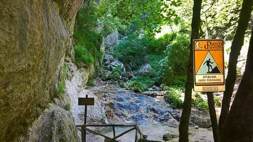 La Cascata delle Ninfe nasce nel territorio di Farindola, in provincia di Pescara, all'interno del Parco Nazionale del Gran Sasso e Monti della Laga. Questo angolo di natura incontaminata si caratterizza per la sua posizione suggestiva, incastonata tra le montagne e circondata da una rigogliosa vegetazione che ne esalta la bellezza. Le acque della cascata hanno origine dalle sorgenti che sgorgano dalle pendici del Monte Camicia, uno dei massicci più imponenti del Gran Sasso. Il percorso dell'acqua attraversa boschi e vallate, alimentando il torrente che, con il suo scorrere impetuoso, ha dato vita alla cascata con il passare dei millenni. L'ambiente circostante è ricco di biodiversità, con una varietà di specie vegetali e animali tipiche dell'Appennino centrale. Tra le piante spiccano faggi secolari, aceri e ginepri, mentre la fauna include il camoscio appenninico, il lupo e numerosi uccelli rapaci. La Cascata delle Ninfe rappresenta una meta ideale per escursionisti e amanti della natura, offrendo un'esperienza immersiva in uno scenario di rara bellezza. Il suono dell'acqua che si infrange sulle rocce e la tranquillità del paesaggio creano un'atmosfera magica, perfetta per una giornata di relax e contemplazione.