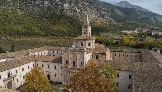 I Santuari del Morrone. Ai piedi del maestoso Monte Morrone, nella Valle Peligna, si manifesta una delle espressioni più straordinarie della sacralità abruzzese. Qui, il legame tra l’uomo e il divino si è mantenuto vivo per millenni, trasformando la montagna in un punto di riferimento spirituale per diverse civiltà. Il culto, radicato nella profondità della storia, si è evoluto senza mai spezzarsi, trovando nuove forme e significati attraverso le epoche. La roccia, le grotte e i sentieri di questa terra raccontano di antiche preghiere, di riti pagani e di un misticismo che ancora oggi avvolge il paesaggio in un’aura di mistero. Il Monte Morrone, con la sua imponenza, ha sempre ispirato un senso di sacralità che ha attirato popoli e religioni differenti. Il culto antico, espresso attraverso riti dedicati alle divinità italiche, si è intrecciato con la spiritualità classica, fino a incontrare il cristianesimo, che ha lasciato un’impronta indelebile in questi luoghi. Qui, nel silenzio delle pareti rocciose e nelle cavità naturali, monaci ed eremiti hanno trovato rifugio, cercando nel distacco dal mondo terreno la via per un contatto più intimo con il divino. Il Morrone è diventato così non solo una dimora dello spirito, ma un simbolo della continuità tra passato e presente. La figura di Pietro da Morrone, il futuro Papa Celestino V, ha segnato in modo profondo la sacralità della montagna. L’eremo che porta il suo nome, incastonato nella roccia, è un luogo di meditazione e raccoglimento che richiama ancora oggi pellegrini e devoti. Qui, il santo cercava la comunione con Dio attraverso la preghiera e la solitudine, ispirando una tradizione monastica che avrebbe segnato l’intero territorio. A valle, il complesso della Badia Morronese, eretto successivamente, divenne il fulcro dell’ordine celestiniano, custodendo e tramandando l’eredità spirituale del fondatore. Oggi, i santuari del Morrone continuano a essere luoghi di pellegrinaggio e contemplazione, dove la natura e la fede si fondono in un’unica esperienza mistica. La loro presenza non è solo un retaggio del passato, ma una testimonianza viva di un culto che si è adattato ai tempi senza perdere la sua essenza. Camminare lungo i sentieri che conducono a questi luoghi significa ripercorrere le orme di antichi devoti, sentire il respiro della storia e immergersi in una dimensione in cui il sacro e il terreno si incontrano.