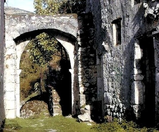 Agellum, l'antico insediamento che sorge nell'attuale territorio di Aielli, in provincia dell'Aquila, è un sito archeologico di grande valore storico. La presenza umana nell'area è documentata sin dall'età del bronzo, con insediamenti che si sono evoluti nei secoli successivi. Durante la prima età del ferro, la necessità di difendersi da conflitti territoriali portò alla nascita di centri fortificati, detti ocres, caratterizzati da mura in pietra calcarea. Questi insediamenti costituivano vere e proprie cittadelle con un'economia agricola e artigianale, rette da capi locali e guerrieri. Nel corso del V secolo a.C., l'organizzazione sociale si trasformò con la nascita di una federazione marsa, che riuniva diversi centri fortificati sotto una struttura comunitaria. Agellum divenne uno dei principali centri della touta locale, amministrata da magistrati pubblici. Il territorio era attraversato da importanti vie di comunicazione, come la strada che collegava la Via Valeria all'altopiano della Valle d'Arano, favorendo i contatti con gli altri insediamenti marsi e con la colonia romana di Alba Fucens. Con la conquista romana, l'area entrò a far parte del municipium di Marruvium e si sviluppò ulteriormente grazie alla costruzione di ville rustiche e fattorie agricole. I vici di Caelum e Agellum divennero punti di riferimento per le attività economiche e religiose, come dimostrano i resti di santuari dedicati a divinità italiche e romane. La presenza di tombe monumentali e iscrizioni votive testimonia l'importanza sociale ed economica degli abitanti, tra cui spiccavano famiglie aristocratiche legate all'amministrazione municipale. Nel periodo tardoantico, l'insediamento subì un ridimensionamento a causa della crisi dell'impero romano e delle invasioni barbariche. Le comunità locali si rifugiarono nuovamente nei centri fortificati di altura, utilizzando le strutture difensive già esistenti. La presenza di necropoli, ville e reperti ceramici ha permesso di ricostruire la storia di Agellum, restituendo un quadro dettagliato della vita quotidiana e delle trasformazioni sociali che hanno caratterizzato questa importante realtà archeologica abruzzese.