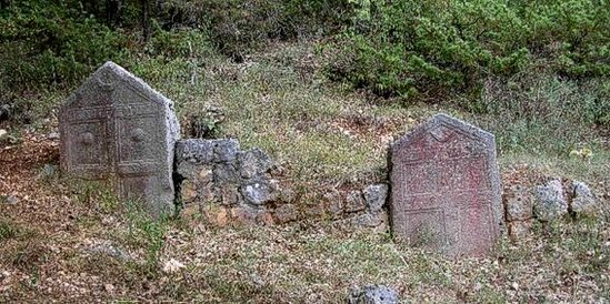 Il sito archeologico di Amplero, situato nel comune di Collelongo, in provincia dell'Aquila, è un'importante testimonianza della storia antica della regione Abruzzo. Scoperto alla fine del XX secolo, Amplero risulta essere un insediamento risalente all'epoca pre-romana, che ha rivelato una ricca stratigrafia archeologica, permettendo di comprendere meglio le abitudini e le attività delle popolazioni che vi abitavano. L'insediamento si sviluppa su una collina panoramica, a circa 900 metri sul livello del mare, ed è caratterizzato da strutture abitative e da un complesso sistema di tombe, che sono state rinvenute in vari settori dell'area. I ritrovamenti di ceramiche, utensili in pietra e bronzo, e tracce di coltivazione e pastorizia suggeriscono che il sito fosse un punto strategico per il controllo delle vie di comunicazione che attraversavano l'area montuosa. L’aspetto più interessante del sito è la sua relazione con altre aree archeologiche dell’Abruzzo e con le civiltà che abitavano la regione in epoche antecedenti la conquista romana. Amplero, infatti, è stato probabilmente un importante centro di scambio e di interazione culturale, testimoniato dalle influenze etrusche e sannitiche nei reperti rinvenuti. L’analisi delle sepolture e dei resti ossei ha fornito inoltre indizi preziosi sulla vita quotidiana e sulle pratiche funerarie della popolazione che viveva qui. Oggi, il sito archeologico di Amplero è una meta ideale per gli appassionati di storia e archeologia, ma anche per chi desidera immergersi nel paesaggio naturale dell’Abruzzo. L’area è stata parzialmente valorizzata, con percorsi di visita che permettono di esplorare le antiche strutture e di comprendere meglio il ruolo che questo insediamento ha avuto nel contesto storico e culturale dell'epoca. La zona circostante, ricca di vegetazione e di panorami mozzafiato, rende la visita ancora più suggestiva, offrendo una connessione tra il passato e il presente in un contesto di rara bellezza.