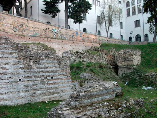 L'Area Archeologica di Atri, situata nel comune omonimo in provincia di Teramo, è uno dei siti più affascinanti dell'Abruzzo, ricco di testimonianze che raccontano la storia di una città che ha radici profonde nell'antichità. Fondata dai popoli illirici o piceni, come suggeriscono le evidenze archeologiche, Atri fu un importante centro commerciale e culturale, sia in epoca pre-romana che durante la romanizzazione. Il sito, che si estende nella parte centrale della città moderna, conserva tracce di abitazioni, strutture pubbliche e monumenti che testimoniano la vivacità e la prosperità della città antica. Gli abitanti dell'antica Hatria, così come veniva chiamata la città, erano strettamente legati alle tradizioni locali e alle influenze di altre culture del Mediterraneo, come quella etrusca e greca. Atri era un punto di passaggio per importanti vie di comunicazione, il che favoriva lo scambio commerciale di beni come vino e olio, prodotti tipici dell'area. L'area archeologica rivela anche la presenza di edifici pubblici, come templi e luoghi di culto, che dimostrano come gli atriani praticassero una religiosità legata alle divinità locali, ma anche quelle importate dalle culture vicine, come il culto di divinità etrusche. Con l'arrivo dei Romani, Atri divenne parte integrante del tessuto amministrativo e culturale dell'Impero. La città fu inserita nell'Ager Hatrianus, un territorio che si estendeva su una vasta area tra il fiume Tordino e il Vomano. Gli abitanti atriani beneficiarono della romanizzazione, testimoniata dalla costruzione di infrastrutture come strade, templi e teatri, che hanno lasciato tracce evidenti nel sito archeologico. L'integrazione di Atri nella rete di comunicazione dell'Impero facilitò anche lo sviluppo di nuove attività economiche, consolidando la sua importanza nel panorama regionale. Oggi, l'Area Archeologica di Atri è un'importante risorsa per lo studio della storia antica dell'Abruzzo. I reperti rinvenuti, come monili e oggetti di oreficeria, molti dei quali sono conservati in musei locali e internazionali, raccontano la raffinatezza e il lusso della popolazione atriana. La città, infatti, era conosciuta per la produzione di gioielli di alta qualità, che venivano esportati in altre zone dell'Impero. L'area archeologica è oggi un luogo di grande interesse per archeologi, storici e visitatori, che possono così immergersi nella storia di Atri, una città che ha svolto un ruolo cruciale nell'evoluzione della regione e delle sue tradizioni culturali.