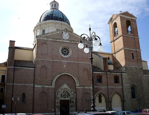 I luoghi sacri in Abruzzo: Il Cammino dell’apostolo Tommaso (Basilica di San Tommaso a Ortona). Il Cammino dell’apostolo Tommaso (Basilica di San Tommaso a Ortona). Immerso nelle boscose pendici della Majella, sorge uno dei gioielli dell’architettura sacra dell’Abruzzo medievale: l’abbazia di San Liberatore a Majella. Sorta nell’VIII secolo, assume le forme attuali nell’XI, in puro stile romanico lombardo. Per secoli ebbe a fianco un grande monastero, oggi completamente distrutto dalla frana erosiva provocata dal torrente Alento, che scorre in basso al suo fianco. Grande e maestosa, con tre portali, un possente campanile e un interno di perfetta sobrietà, conserva magnifici capolavori come l’ambone, un bel ciclo di affreschi duecenteschi e soprattutto il magnifico pavimento tassellato ad “opus sectile” del 1275, composto da migliaia di tasselli marmorei policromi. Ai piedi della chiesa, il nascente Alento scorre in un alveo erosivo incantevole, sopra cui si apre un’antica necropoli paleocristiana. Il Cammino dell'Apostolo Tommaso rappresenta un'importante via di pellegrinaggio che attraversa l'Abruzzo, una regione storicamente collegata al processo di evangelizzazione grazie alla sua posizione strategica tra il centro e il sud Italia. Nel corso dei secoli, l'Abruzzo è stato un punto di passaggio per numerosi pellegrini, crociati e viaggiatori, segnato dalle antiche vie romane e dai tratturi, che hanno reso la regione un crocevia spirituale. Oggi, il Cammino di Tommaso si inserisce nella rete europea dei Cammini, rappresentando non solo un percorso fisico, ma anche un viaggio interiore che attraversa luoghi ricchi di storia, spiritualità e tradizione cristiana. Il cammino prende il nome dalle sacre spoglie dell'Apostolo Tommaso, custodite dal 1258 nella Cattedrale di Ortona. Il percorso si caratterizza per l'intensa spiritualità dei luoghi che attraversa, dove ogni passo richiama la memoria di antiche esperienze di fede. Camminando lungo l’itinerario, i pellegrini possono ritrovare la connessione con la storia cristiana, non solo tramite la visita ai santuari e ai luoghi sacri, ma anche entrando in contatto con le tradizioni e le leggende locali che si intrecciano con la storia della Chiesa e dei suoi santi. Lungo il percorso, il Cammino di Tommaso si snoda tra paesaggi naturali mozzafiato e tappe religiose significative che rivelano la spiritualità della regione. I pellegrini sono chiamati a vivere un'esperienza di raccoglimento e riflessione, riscoprendo i valori della preghiera, della devozione e della fede. Ogni tappa del cammino è un invito a fermarsi, meditare e comprendere il significato profondo dei luoghi che si visitano, come il miracolo eucaristico raccontato dalle leggende locali e la figura di San Celestino V, che ha contribuito a rafforzare la tradizione ascetica e contemplativa della regione. Il Cammino dell’Apostolo Tommaso, quindi, non è solo un percorso fisico ma anche un viaggio spirituale che coinvolge i pellegrini in un’esperienza di fede personale. I santuari mariani, i luoghi dedicati a San Gabriele dell’Addolorata e San Camillo de Lellis sono tappe che permettono di approfondire la devozione e di sentire il richiamo della spiritualità cristiana più intima. In questo cammino, ogni passo diventa una preghiera, ogni pausa un momento di meditazione, offrendo ai pellegrini la possibilità di vivere un’esperienza unica di fede, di connessione con la storia religiosa e di profonda trasformazione interiore.