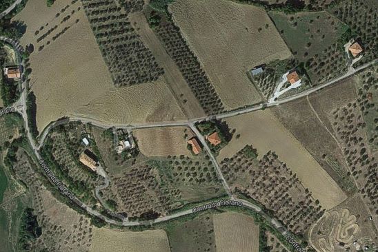La Necropoli di Loreto Aprutino, situata nell’omonimo comune in provincia di Chieti, è uno dei più importanti siti archeologici della regione, testimone della vita e delle pratiche funerarie dei Vestini, un antico popolo italico. Le ricerche effettuate nella zona hanno portato alla luce numerosi reperti che testimoniano un insediamento già a partire dall’età del Ferro, con una forte presenza di sepolture scavate nel terreno, disposte sui pendii collinari circostanti. La necropoli si sviluppa in un’area che rivela il legame profondo tra la popolazione e il territorio, con un sistema funerario che non prevede l’uso di tumuli, ma si concentra su sepolture a fossa, spesso accompagnate da corredi ricchi di oggetti quotidiani e simbolici. I ritrovamenti più significativi della necropoli di Loreto Aprutino riguardano le tombe femminili, alcune delle quali con corredi funerari costituiti da oggetti in bronzo, come fibule e cinture decorate con placche, e ceramiche importate dalla vicina Etruria, come le ceramiche corinzie. Questi oggetti testimoniano l’importanza delle relazioni commerciali e culturali tra i Vestini e altre popolazioni italiche. La necropoli si distingue anche per la presenza di stele e statue antropomorfe, che rappresentano probabilmente figure di culto o eroi locali, un segno della ricchezza e della complessità spirituale della società vestina. Tali scoperte hanno permesso di comprendere meglio le pratiche funerarie e i rituali religiosi del popolo. La necropoli di Loreto Aprutino si inserisce in un contesto territoriale ampio, che vedeva i Vestini distribuire i loro principali insediamenti nelle valli dei fiumi Fino e Tavo, con confini che si estendevano fino alla costa adriatica. Le tombe scoperte nella necropoli testimoniano la continua evoluzione delle pratiche sepolcrali, che si sono adattate nel tempo alle influenze culturali e sociali provenienti da altre civiltà, come i Sanniti e i Romani. Il sito di Loreto Aprutino, in particolare, conserva tracce di vita che risalgono a vari periodi storici, dalla prima età del Ferro fino all’integrazione dei Vestini nel mondo romano, avvenuta durante la Guerra Sociale e la successiva concessione della cittadinanza romana. Oltre ai corredi funerari, le ricerche hanno portato alla luce anche reperti di grande valore storico e culturale, che permettono di ricostruire le abitudini quotidiane dei Vestini e il loro modo di interagire con le altre popolazioni italiche. Le ceramiche e gli oggetti in metallo, così come le sepolture particolari, sono fondamentali per comprendere la struttura sociale di questa comunità. Le scoperte effettuate nella necropoli di Loreto Aprutino continuano a costituire una risorsa fondamentale per gli archeologi e gli storici, contribuendo alla conoscenza della storia antica della regione e alla valorizzazione del patrimonio culturale dell'Abruzzo.