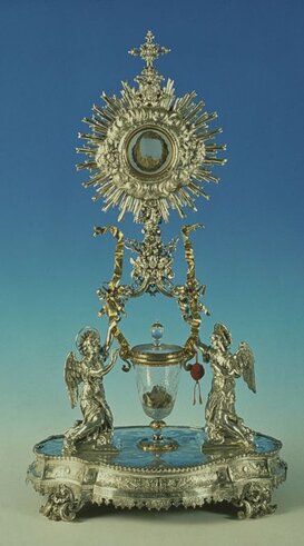 Il Miracolo Eucaristico a Lanciano. Nel cuore della città di Lanciano, l'antica Anxanum, la chiesa di San Francesco custodisce un'importante testimonianza di fede: il miracolo eucaristico che avvenne nel VII secolo. Secondo la tradizione, un monaco basiliano, mentre celebrava la messa, nutriva dei dubbi sulla reale presenza di Cristo nell’Eucaristia. Durante la consacrazione, l'ostia e il vino si trasformarono miracolosamente in carne e sangue, un evento che segnò la storia religiosa non solo di Lanciano, ma dell'intero mondo cattolico. Questo miracolo ha radici profonde nella spiritualità abruzzese, confermando la regione come un centro di fede e devozione che continua ad affascinare credenti di ogni parte del mondo. Le reliquie di questo straordinario miracolo sono conservate nella chiesa di San Francesco, prima dai monaci basiliani, poi dai Benedettini e infine dai Frati Minori Conventuali. Oggi, il sangue e la carne trasformati sono custoditi in un ostensorio e un calice, simboli di un evento che, sebbene avvenuto secoli fa, resta vivo nella memoria collettiva dei fedeli. Il miracolo ha acquisito un significato profondo, non solo come testimonianza del mistero della fede, ma anche come segno di continuità della sacralità del luogo. L'importanza del miracolo eucaristico di Lanciano è stata rafforzata dagli studi scientifici condotti nel XX secolo. Gli esami istologici effettuati nel 1971 e nel 1981 hanno confermato che il sangue è umano e che il tessuto è cardiaco, senza alcun trattamento di conservazione. Questi risultati scientifici hanno dato una nuova dimensione al miracolo, accrescendo il fascino e la venerazione per queste reliquie, che continuano a suscitare domande e meraviglia in chi le osserva. Ogni anno, il santuario che accoglie le reliquie del miracolo eucaristico attira decine di migliaia di pellegrini e visitatori, che arrivano da ogni angolo del mondo per venerare le sacre reliquie. Il culto di Lanciano è una testimonianza di fede e devozione che attraversa i secoli, un luogo dove la spiritualità e la storia si intrecciano in modo profondo, creando un'esperienza unica per chiunque desideri avvicinarsi al mistero della sacra eucaristia e alla potenza del miracolo che ha segnato il cuore dell'Abruzzo.