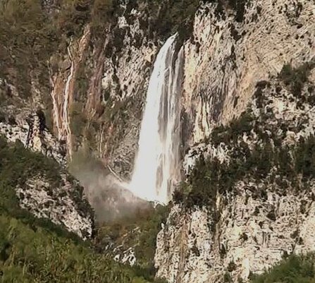 Le Cascate dei fiumi in Abruzzo: Cascata di Zompo lo Schioppo - Morino (Aq), Riserva Naturale Zompo lo Schioppo. La Cascata di Zompo lo Schioppo si trova nel comune di Morino, in provincia dell'Aquila, all'interno della Riserva Naturale Zompo lo Schioppo, un'area protetta del Parco Naturale Regionale Sirente-Velino, in Abruzzo. Questo spettacolare fenomeno naturale nasce dal fiume omonimo, che scorre tra le montagne e si getta nel vuoto creando un salto di circa 80 metri. L’acqua sgorga dalle rocce calcaree, alimentata dalle piogge e dalla neve che si scioglie dalle vette circostanti, dando vita a uno scenario straordinario che affascina chiunque abbia la fortuna di ammirarlo. Il fiume che alimenta la cascata scorre attraverso un paesaggio montano ricco di biodiversità. L’ambiente che circonda la cascata è dominato da una vegetazione lussureggiante di faggi, querce e piante tipiche degli ambienti montani. Questo angolo di natura incontaminata è un rifugio per molte specie animali, tra cui volpi, cervi e numerosi uccelli, che trovano nella riserva un habitat ideale. La cascata stessa, con la sua potenza e bellezza, è una delle principali attrazioni turistiche della zona, attirando escursionisti, fotografi e amanti della natura. Il nome "Zompo lo Schioppo" deriva dal termine dialettale "zompo", che significa salto, e "schioppo", che richiama il fragore dell’acqua che si infrange contro le rocce. Questo suono caratteristico contribuisce a rendere l’esperienza della cascata ancora più suggestiva, con l’acqua che scende con forza, creando una nebbia di spruzzi che avvolge il visitatore. Il panorama che si gode da questo punto è davvero unico, con la possibilità di immergersi in un paesaggio selvaggio, dove la forza della natura è protagonista assoluta. Raggiungere la Cascata di Zompo lo Schioppo è relativamente semplice, grazie alla presenza di un percorso ben segnalato che parte dal paese di Morino. Il sentiero si snoda tra boschi e radure, offrendo numerosi punti panoramici da cui ammirare la bellezza del paesaggio circostante. Il tragitto è adatto a escursionisti di ogni livello, anche se si consiglia di affrontarlo con cautela, soprattutto nei periodi di pioggia quando il terreno può risultare più scivoloso. Una volta arrivati, la cascata offre un’esperienza che unisce il fascino della natura selvaggia alla serenità di un luogo lontano dal caos quotidiano.