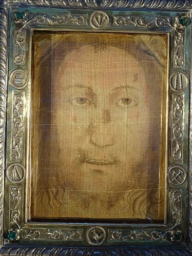 I luoghi sacri in Abruzzo: Il Volto Santo di Manoppello, la reliquia che mostra il vero Volto di Gesù. Il Volto Santo di Manoppello è una delle reliquie più affascinanti e misteriose della cristianità, custodita nel santuario omonimo ai piedi della Majella. Ogni anno, il santuario attira numerosi pellegrini, che giungono da tutto il mondo per venerare il velo che, secondo la tradizione, ritrae il vero volto di Cristo. Questo straordinario oggetto, di una delicatezza unica, mostra un'immagine di un uomo con i capelli lunghi e la barba divisa a bande, visibile identicamente da entrambi i lati, una caratteristica che rende il Volto Santo un caso unico al mondo. L’immagine, conosciuta come “Velo della Veronica”, è ritenuta una manifestazione miracolosa e una delle reliquie più significative della tradizione cristiana. Secondo la leggenda, il velo sarebbe stato donato nel 1506 da un angelo in sembianze di pellegrino a Giacomo Antonio Leonelli di Manoppello. Tuttavia, la storia dell’immagine affonda le sue radici ben prima di questo evento. Era già conosciuta in Terrasanta e fu esposta nella Basilica di San Pietro durante l’Anno Santo del 1300. La reliquia è menzionata anche da Dante Alighieri nel "Paradiso", segnalando la sua importanza come simbolo della fede cristiana. Il velo è stato conservato attraverso i secoli e, dopo essere stato rubato nel 1608 durante la distruzione della cappella che lo ospitava, è giunto a Manoppello, dove è tuttora custodito con grande devozione. Gli studi scientifici, in particolare quelli condotti dal professor H. Pfeiffer, hanno rivelato che il Volto Santo, insieme alla Sindone di Torino, rappresenta uno degli unici esempi di immagini "acheropite", ovvero non dipinte da mano umana. La sua autenticità e la sua natura misteriosa alimentano il culto e la venerazione dei fedeli, che vedono in questa immagine un simbolo tangibile della presenza divina. La reliquia è considerata da molti come uno dei volti originali di Cristo, rendendo il santuario di Manoppello un punto di riferimento spirituale di grande importanza. Il culto del Volto Santo ha radici profonde nel cuore della comunità cristiana, che considera questa reliquia come una prova della verità della Passione di Cristo e della sua resurrezione. Ogni anno, il santuario accoglie decine di migliaia di pellegrini, i quali trovano in questo luogo non solo un’opportunità di preghiera e riflessione, ma anche una via per connettersi direttamente con la figura di Cristo. Manoppello, con la sua storia e il suo culto, continua a essere un luogo di grande spiritualità, capace di attrarre chiunque sia alla ricerca di una testimonianza tangibile della fede cristiana.