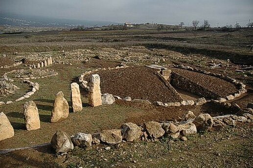 L'Area Archeologica di Fossa, situata nella provincia dell'Aquila, rappresenta uno dei siti più significativi della preistoria e protostoria dell'Abruzzo. Scoperta nel 1992, questa necropoli è il più importante esempio di sepoltura vestina nella regione e offre una testimonianza unica delle abitudini funerarie e sociali delle popolazioni che abitarono l'area tra l'VIII secolo a.C. e il I secolo d.C. L’area si estende su circa 3.500 m², e comprende circa 500 tombe di diversa tipologia, tra cui tumuli, fosse e tombe a camera, che riflettono l’evoluzione delle pratiche funerarie nel corso dei secoli. Le sepolture più antiche risalgono alla prima Età del Ferro e sono caratterizzate da tumuli circondati da circoli di pietre, spesso con menhir disposti in un ordine decrescente. Questi tumuli, destinati principalmente a uomini, contenevano corredi funebri ricchi di oggetti personali, come armi, vasellame in ceramica e rasoi in bronzo, che indicano la cremazione o sepoltura degli individui con gli oggetti che avrebbero potuto utilizzare nell'aldilà. Le tombe femminili, invece, non presentano menhir, ma i corredi funebri includono ornamenti di ambra, ferro e pasta vitrea, a testimonianza della diversa valenza dei beni materiali nella cultura funeraria femminile. Con il passare dei secoli, nel periodo orientalizzante e arcaico (VIII-VII secolo a.C.), le sepolture diventano più semplici, con fosse scavate nel terreno, e il numero di tumuli diminuisce. Tuttavia, a partire dal periodo ellenistico-romano (IV-I secolo a.C.), l'area della necropoli conosce un ritorno alla monumentalità, con la costruzione di tombe a camera in muratura. Queste tombe, dotate di dromos di accesso e ricche di corredi funebri pregiati, rivelano un’evoluzione culturale che riflette l’influenza della civiltà romana e l’affermarsi di un nuovo modo di concepire la morte e l'aldilà. Le tombe a camera, spesso decorate con intagli raffiguranti divinità come Dioniso, Menadi ed Ercole, sono tra i ritrovamenti più significativi del sito. Oggi, l’Area Archeologica di Fossa è un parco archeologico attrezzato, che offre ai visitatori un percorso educativo attraverso le diverse fasi della necropoli. Il sito è dotato di passerelle e pannelli esplicativi, che permettono di esplorare le tombe e di comprendere l’evoluzione delle pratiche funerarie e della società vestina. L'area archeologica è una risorsa culturale di grande valore, che consente di rivivere la storia di una popolazione antica, testimoniando un legame profondo con il territorio e le tradizioni che hanno caratterizzato l'Abruzzo in epoca protostorica.