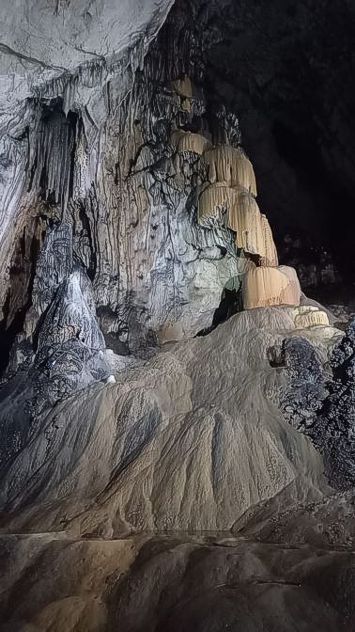 La Grotta di Beatrice Cenci, situata nel comune di Cappadocia, in provincia dell'Aquila, è una delle meraviglie naturali più affascinanti dell'Abruzzo. Immersa in un paesaggio montano ricco di storia e mistero, la grotta è famosa per la sua bellezza e il suo legame con la tragica figura storica di Beatrice Cenci, una giovane donna coinvolta in una delle storie più cruente e suggestive del Rinascimento italiano. La leggenda vuole che Beatrice, perseguitata dal padre violento, abbia trovato rifugio in queste grotte, dove si sarebbe nascosta prima di essere catturata e giustiziata. La grotta stessa si presenta come un vero e proprio labirinto sotterraneo, con stretti passaggi, stalattiti e stalagmiti che rendono l'esplorazione un'esperienza affascinante. L'ambiente al suo interno è silenzioso e suggestivo, dominato da un'atmosfera mistica che sembra raccontare storie di tempi lontani. La luce che penetra timidamente dalle aperture naturali crea riflessi che esaltano le forme scolpite dalla natura, rendendo ogni angolo della grotta unico e sorprendente. Nonostante la sua fama legata alla figura di Beatrice Cenci, la Grotta di Beatrice Cenci è anche un luogo di grande valore geologico e ambientale. L'area circostante è parte di un ecosistema ricco e variegato, con una flora e fauna tipiche delle zone montane abruzzesi. La grotta è meta di escursionisti e appassionati di speleologia, che possono esplorarla in tutta sicurezza grazie a percorsi studiati per garantire l'accesso a tutti. La sua posizione, nel cuore della montagna, offre anche panorami spettacolari sulla valle sottostante. Oltre alla sua bellezza naturale, la Grotta di Beatrice Cenci ha anche un grande valore culturale. Ogni anno, numerosi visitatori si recano a Cappadocia non solo per ammirare la grotta, ma anche per immergersi nella storia e nelle tradizioni di questa regione dell'Abruzzo. La grotta, quindi, non è solo un luogo da visitare per la sua imponenza naturale, ma anche un luogo carico di suggestione storica, che unisce la potenza della natura alla memoria di una delle vicende più drammatiche della storia italiana.