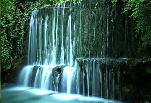 Le Cascate dei fiumi in Abruzzo: Cascata delle Uccole - Serramonacesca (Pe). La Cascata delle Uccole si trova nel comune di Serramonacesca, in provincia di Pescara, nella valle dell'Alento, ai piedi del massiccio della Maiella. Questo angolo d'Abruzzo è conosciuto per il suo paesaggio incontaminato, dove la natura incontaminata si fonde con la storia e la cultura della regione. La cascata, che nasce dal fiume Alento, è una delle più affascinanti dell'area e si inserisce perfettamente in un contesto montano, caratterizzato da boschi di faggio e formazioni rocciose. La sua bellezza è amplificata dai suoni della natura che accompagnano la discesa dell’acqua, creando un'atmosfera serena e suggestiva. Serramonacesca è situato a circa 280 metri di altitudine, sulle pendici settentrionali della Maiella, e il territorio circostante è attraversato dal fiume Alento, che dà vita a questa spettacolare cascata. Il fiume scorre attraverso una valle ricca di vegetazione e fauna, offrendo un paesaggio straordinario, dove le acque si tuffano tra le rocce, formando salti e cascate. Oltre alla cascata, il territorio di Serramonacesca è anche noto per la presenza di un antico acquedotto che si snoda per circa cinque chilometri attraverso la roccia, risalente a duemila anni fa. Questo acquedotto, che ha servito per l’irrigazione dei campi nella pianura di Raiano, rappresenta un esempio affascinante di ingegneria antica. L’acquedotto delle Uccole, che attraversa l’intera valle, è uno dei luoghi storici più significativi di questa zona. Lungo il percorso si trovano numerosi pozzetti chiamati "uccole", che consentono di ispezionare il canale e verificarne il flusso dell’acqua. La via che fiancheggia l’acquedotto è uno dei sentieri storici più antichi dell’Abruzzo, un tracciato che collega la Valle Peligna alla Subequana. Questo cammino ha una grande importanza storica, poiché secondo la tradizione, nel 1294 vi transitò Pietro da Morrone, il futuro Papa Celestino V, accompagnato da un corteo diretto a L’Aquila per la sua incoronazione. La Cascata delle Uccole e l'acquedotto circostante sono luoghi ricchi di storia, cultura e bellezze naturali. Il nome "Uccole" deriva dai pozzetti dell’acquedotto, che sono diventati simbolo della zona. Questi luoghi, un tempo di grande importanza per la comunità locale, sono oggi una meta imperdibile per chi desidera scoprire l'Abruzzo più autentico, lontano dalle tradizionali rotte turistiche. Qui, la natura e la storia si fondono, offrendo un'esperienza unica di esplorazione e contemplazione in uno dei paesaggi più affascinanti d’Italia.