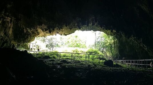 La Grotta del Colle, situata nel comune di Rapino, in provincia di Chieti, è uno dei luoghi più affascinanti e misteriosi dell'Abruzzo. La sua fama risale a secoli fa, quando nel 1604 il geografo Alessandro Canzires la descrisse come una cavità incredibilmente spaziosa, scavata nella pietra viva, con un ingresso che si apriva in un vasto ambiente sotterraneo. La grotta è famosa non solo per le sue dimensioni ma anche per la presenza di una piccola cappella al suo interno, dedicata a San Michele, che rende il luogo ancora più suggestivo. Nel corso dei secoli, la Grotta del Colle ha attirato l'attenzione di storici, archeologi e appassionati di leggende, diventando una tappa imprescindibile per chi visita questa parte della Majella. Il suo interno è un mondo sotterraneo straordinario, caratterizzato da un ampio spazio cavernoso che sorprende chi vi accede. La grotta si sviluppa in un intricato sistema di passaggi, gallerie e stanze, molte delle quali adornate da formazioni di stalattiti e stalagmiti, che conferiscono all'ambiente un aspetto quasi fiabesco. La luce che filtra da alcune aperture naturali accentua la bellezza di questi straordinari fenomeni geologici, creando giochi di ombre che contribuiscono a rendere l'atmosfera del luogo ancor più misteriosa. Ogni angolo della grotta rivela nuovi dettagli che affascinano chi la esplora, rendendo l’esperienza unica. Nel corso degli anni, la Grotta del Colle è stata oggetto di numerosi scavi archeologici che hanno portato alla luce importanti reperti storici. La scoperta più significativa risale al XIX secolo, quando l'archeologo tedesco Theodor Mommsen rinvenne una piccola lastra di bronzo con un'iscrizione in dialetto marrucino, conosciuta come la Tabula Rapinensis. Questo reperto, datato al III secolo a.C., rappresenta una delle testimonianze più importanti della cultura dei Marrucini, un'antica popolazione italica. Sebbene la lastra sia stata trasferita al Museo di Berlino e successivamente scomparsa durante la Seconda Guerra Mondiale, il suo ritrovamento ha contribuito a dare un'importanza storica ancora maggiore alla grotta. Negli anni successivi, altre scoperte hanno arricchito la conoscenza della Grotta del Colle. Nel 1932, durante alcuni scavi non autorizzati condotti da alcuni abitanti del luogo, tra cui Dorino Ferrante, furono ritrovati diversi oggetti di notevole valore, come la famosa statuetta della "Dea di Rapino", oggi conservata nel Museo della Civitella di Chieti. Questi ritrovamenti spinsero le autorità a intraprendere scavi ufficiali che portarono alla scoperta anche di resti di un edificio medievale, inclusi i resti di una cappella cristiana. La stratificazione dei luoghi di culto nella grotta racconta una storia di continuità religiosa che affonda le radici nell'antichità e si estende fino al Medioevo. Oggi, grazie agli interventi archeologici e alle iniziative di valorizzazione, la Grotta del Colle continua a essere un luogo di grande interesse per turisti, studiosi e appassionati di storia e natura.