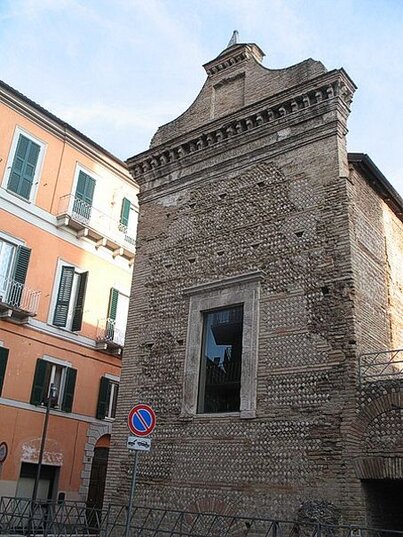 I Tempietti Giulio-Claudi di Chieti si trovano nel cuore della città, nell'omonima piazza, e rappresentano una delle aree archeologiche più emblematiche della città. Questo complesso templare, che risale all’età romana, è composto da tre piccoli templi vicini tra loro, probabilmente dedicati alle divinità Giove, Giunone e Minerva. Due dei templi presentano una cella con pronao e cripta, mentre il terzo tempio ha solo una cella e una cripta. In uno dei templi è stato scoperto un pozzo profondo 38 metri, aggiungendo un ulteriore elemento di fascino al sito. Tra i reperti trovati nell’area ci sono monete, busti e iscrizioni che testimoniano l'importanza storica e religiosa del sito. Questi templi, che costituiscono una delle aree sacre più antiche di Chieti, erano originariamente parte di un impianto che si sviluppava attorno a un pozzo sacro. Inizialmente, il sito ospitava due edifici affiancati, costruiti in travertino e delimitati da un recinto sacro (temenos), destinati a un doppio culto, probabilmente a Cerere e Venere, o a Venere e Ercole. L’area sacra si trovava in una posizione strategica, che avrebbe contribuito alla sua grande rilevanza religiosa e sociale. Un ulteriore edificio appartenente a questa fase si trovava sotto l'attuale Palazzo delle Poste, dove sono visibili i resti di quello che sarebbe stato il “quarto tempio”. Nel periodo tra la fine del I secolo a.C. e l’inizio del I secolo d.C., l’area sacra subì una trasformazione significativa. Due nuovi templi furono costruiti sopra le strutture precedenti, orientati in modo ortogonale rispetto all’asse viario principale e al foro della città, dotandosi di un alto podio. La costruzione di una terza struttura di dimensioni più ridotte, adiacente a uno dei templi principali, completò il rinnovamento dell’area sacra. Questi cambiamenti riflettono il continuo sviluppo di Chieti come città sotto il dominio romano e la crescente importanza religiosa del sito. I reperti archeologici rinvenuti nell'area sono particolarmente significativi. Tra i frammenti di decorazioni architettoniche ci sono antefisse con figure di divinità come Ercole, la Signora delle Fiere, e frammenti di divinità maschili o femminili, come Apollo, Cerere e Venere. Alcuni di questi reperti sono esposti nel Museo Archeologico Nazionale della Civitella. Nell'VIII secolo, uno dei templi venne trasformato in chiesa cristiana, consacrata ai santi Pietro e Paolo, segnando un importante passaggio dalla religione pagana a quella cristiana nella città di Chieti.