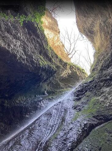 La Cascata di Fosso dell’Inferno si trova all’interno della Riserva Naturale Monte Genzana Alto Gizio, un angolo nascosto e selvaggio del cuore dell’Abruzzo. Questo luogo, ancora poco conosciuto, offre un'esperienza unica per chi desidera scoprire le meraviglie naturali della regione. Il percorso che porta alla cascata è semplice, ma incredibilmente suggestivo. Camminando lungo le sponde del torrente Riaccio, si arriva a un paesaggio spettacolare, dove l’acqua scende con forza tra le rocce, creando uno scenario che incanta chiunque vi si avvicini. La cascata, conosciuta anche come “delle Callarelle,” è immersa in una natura selvaggia e incontaminata, dove la vegetazione rigogliosa e il suono dell’acqua che scorre creano un'atmosfera di totale tranquillità. Una delle caratteristiche più affascinanti della Cascata di Fosso dell’Inferno è il gioco di luci che si crea quando il sole filtra attraverso le rocce circostanti. I raggi solari, penetrando tra le fessure delle rocce, donano alla cascata una particolare colorazione, trasformando il paesaggio in uno spettacolo visivo che cambia a seconda del momento della giornata. Il contrasto tra la luce e l’acqua cristallina che scende in un salto di pura bellezza rende questo luogo ancora più magico, un vero e proprio angolo di paradiso nascosto nel cuore della natura. Pettorano sul Gizio, il borgo che ospita la cascata, è un incantevole paese medievale situato alle pendici del Monte Genzana. Questo piccolo borgo è noto per la sua bellezza architettonica e la sua storia, che affonda le radici nell’antichità. È uno dei membri del Club dei Borghi più belli d’Italia e offre uno scenario suggestivo con le sue strade strette e le case in pietra, che raccontano storie di tempi lontani. La sua posizione strategica, tra il Parco Nazionale d’Abruzzo, Lazio e Molise e il Parco Nazionale della Majella, lo rende un crocevia di numerose specie animali e vegetali, facendo di questo luogo una meta ideale per chi ama la natura e l’osservazione della fauna locale. Nel 1996, la Riserva Naturale Monte Genzana Alto Gizio è stata istituita come area protetta per tutelare la sua eccezionale biodiversità. Questo parco offre una vasta gamma di ambienti naturali, che vanno dai boschi di faggio alle radure montane, ospitando una varietà di specie animali e vegetali. La sua ricchezza ecologica, insieme alla bellezza paesaggistica, la rende una delle zone più affascinanti e protette dell’Abruzzo, ideale per escursioni, trekking e per chi desidera immergersi nella natura incontaminata della regione.