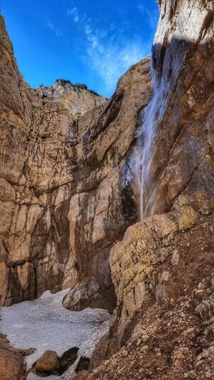 Le Cascate dei fiumi in Abruzzo: Cascata del Macellaro – Fara San Martino (Ch). La Cascata del Macellaro si trova nel cuore del Parco Nazionale della Majella, precisamente nel comune di Fara San Martino, in provincia di Chieti. Questo angolo di Abruzzo, avvolto dalla maestosità delle montagne, è una delle mete più affascinanti e meno conosciute della regione. Il percorso per raggiungere la cascata inizia dalla Gola di San Martino, sopra l'omonimo paese, e si sviluppa attraverso una zona selvaggia, caratterizzata da gole spettacolari, dove il paesaggio naturale è la vera star. Il cammino che conduce alla Cascata del Macellaro è piuttosto lungo e impegnativo, ma incredibilmente ricompensante. Il sentiero segue il corso del torrente Macellaro, attraversando una fitta vegetazione e paesaggi incontaminati. Nonostante la difficoltà del percorso, che può risultare impegnativo per i meno esperti, la bellezza del luogo e la vista mozzafiato sul massiccio della Majella sono un invito a non perdere questa esperienza. Il paesaggio selvaggio e la solitudine del sentiero regalano un'atmosfera magica, lontana dalle mete turistiche più battute. La cascata, con le sue acque limpide che precipitano in una piscina naturale, è un vero spettacolo della natura. Il fragore dell’acqua che scorre tra le rocce e l’ambiente che la circonda, creato dalla Majella stessa, fanno di questo luogo un rifugio perfetto per chi cerca tranquillità e un contatto diretto con la natura. La sua acqua cristallina, fresca anche nei giorni più caldi, rende la visita ancora più rigenerante, trasformandola in una vera e propria oasi naturale. Oltre alla sua bellezza naturale, la zona di Fara San Martino è anche nota per la sua tradizione legata all’acqua purissima che viene utilizzata dai pastifici della regione, rendendo questo territorio un simbolo della cultura gastronomica abruzzese. La cascata del Macellaro, quindi, non è solo un luogo di straordinaria bellezza naturale, ma anche una testimonianza della forza e della purezza della natura abruzzese. Seppur poco conosciuta, questa meta rappresenta un’autentica gemma nascosta nel cuore della Majella.