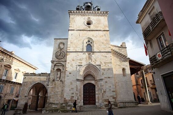 I luoghi sacri in Abruzzo: La chiesa di Santa Maria Maggiore di Guardiagrele. La chiesa di Santa Maria Maggiore di Guardiagrele, situata nel cuore di uno dei borghi più pittoreschi della Majella, rappresenta un'importante testimonianza del culto e della devozione in Abruzzo. Costruita sui resti di un antico tempio pagano, la chiesa ha subito diverse trasformazioni nel corso dei secoli, rispecchiando l’evoluzione del culto cristiano e delle pratiche religiose nel Medioevo. La sua facciata, caratterizzata da una torre centrale che funge anche da campanile, è una delle caratteristiche più riconoscibili del monumento. Questo straordinario esempio di architettura medievale non è solo un luogo di culto, ma anche una finestra sulla storia e sulla spiritualità di Guardiagrele. All’interno della chiesa si conserva una ricca tradizione artistica e devozionale che attira numerosi pellegrini e visitatori. Tra le meraviglie artistiche spicca l’affresco di San Cristoforo sotto il porticato destro, l’unica opera firmata dal pittore Andrea Delitio, che è considerato uno dei maestri più significativi del Quattrocento abruzzese. L’affresco non è solo un’importante testimonianza artistica, ma anche un simbolo della devozione popolare per la protezione e la salvezza, tipica del culto di San Cristoforo, patrono dei viaggiatori e dei pellegrini. La chiesa di Santa Maria Maggiore di Guardiagrele è da secoli un centro di spiritualità e riflessione, non solo per la comunità locale, ma anche per tutti coloro che si recano al suo interno per una sosta di raccoglimento. Ogni anno, numerosi fedeli partecipano alle celebrazioni liturgiche, che si svolgono in un ambiente carico di storia e di sacralità. L’edificio sacro, con la sua atmosfera di tranquillità, è un rifugio per la preghiera, ma anche un punto di riferimento per la storia del culto cristiano in Abruzzo. La chiesa non è solo un luogo di preghiera, ma anche un custode di tradizioni e di ricordi che affondano le radici nella storia religiosa di Guardiagrele e della regione. Il suo ruolo nel contesto del culto mariano è significativo, e la chiesa rappresenta una meta importante per il pellegrinaggio mariano, accogliendo i fedeli e i visitatori che desiderano esplorare la spiritualità che questa terra ha da offrire. L’arte, la storia e la devozione si intrecciano in questa chiesa, che rimane un simbolo del legame profondo tra la fede cristiana e la cultura abruzzese.