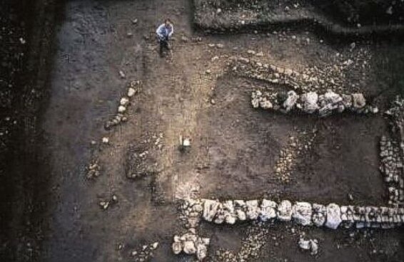 Il sito archeologico di Val Fondillo, situato nel comune di Opi, in provincia dell'Aquila, ha restituito significative testimonianze di un insediamento romano, con evidenti tracce di una villa rustica. Questo complesso, articolato tra una parte residenziale e una rustica, era strutturato in modo funzionale per rispondere alle esigenze quotidiane degli abitanti. La zona residenziale si presentava con ambienti disposti attorno a un portico, mentre l’ingresso avveniva da ovest attraverso un breve tratto lastricato in pietra. Le strutture, in gran parte ridotte a livello di fondazione a causa delle arature e di attività di spoliazione, conservano ancora alcuni resti di intonaco rosso, suggerendo un’architettura decorata e raffinata. La pavimentazione della zona residenziale era costituita da cementizi con inserti in mosaico, mentre nella parte rustica il pavimento era in terra battuta. Durante gli scavi, è emersa una sepoltura infantile a cappuccina, che, purtroppo danneggiata dalle arature, ha consentito di datare e identificare il tipo di sepoltura. Sotto i livelli pavimentali della villa sono stati rinvenuti materiali che testimoniano una frequentazione più antica del sito. Un lastrone lapideo, scoperto sotto uno degli ambienti della villa, si è rivelato la copertura di una tomba spogliata, mentre altri frammenti di lastre lapidee sono stati trovati nei terreni sovrastanti, indicando che la zona era stata già utilizzata in epoche precedenti. Ulteriori scavi hanno portato alla luce una piccola struttura di pianta quadrangolare realizzata con ciottoli fluviali ben accostati, probabilmente appartenente a una fase anteriore della villa o di passaggio. La presenza di materiali più antichi, come frammenti di impasto, suggerisce che l’insediamento ha avuto una continuità nel tempo. Nella zona est della villa è stato rinvenuto un vespaio-basamento che, interpretato come la fondazione di una capanna, testimonia l’evoluzione dell’abitato e l’utilizzo di tecniche costruttive primitive. Nonostante lo stato di conservazione non permetta di definire con certezza l’ingresso, la struttura offre spunti importanti per comprendere la vita quotidiana degli abitanti. A sud del sito, nella zona di sbocco della valle di Fondillo, sono stati effettuati scavi che hanno messo in luce un altro vespaio simile a quello trovato vicino alla villa, marginato da un’argine in pietra irregolare. Su questo piano, sono stati rinvenuti accumuli di limo fluviale, segno delle esondazioni del torrente Fondillo. Tracce di calore e di materiali cotti, insieme a frammenti di fornelli e di trachite, indicano attività quotidiane come la lavorazione di materiali e l’utilizzo di attrezzi, confermando la vitalità e l’adattamento dell’insediamento alle condizioni ambientali. Questo insieme di scoperte arricchisce la comprensione delle dinamiche abitative e produttive di un territorio che, pur nelle difficoltà naturali, ha visto una fiorente attività umana.