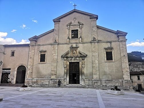 I luoghi sacri in Abruzzo: La chiesa e convento di San Francesco a Castelvecchio Subequo. La chiesa e il convento di San Francesco a Castelvecchio Subequo sono un autentico scrigno di spiritualità e arte. Il borgo, di origine italico-romana, ospita questo luogo sacro che vanta una tradizione legata al passaggio di San Francesco d’Assisi, che si dice abbia soggiornato nel convento. Il culto che anima questo spazio è fortemente connesso alla figura del Santo, simbolo di povertà, umiltà e carità. La chiesa, pur essendo un luogo di culto semplice, è divenuta nel corso dei secoli uno dei centri di riferimento della spiritualità francescana in Abruzzo, accogliendo ogni anno numerosi pellegrini in cerca di pace interiore e riflessione. Ciò che rende particolarmente affascinante questa chiesa è il ciclo di affreschi giotteschi che decora l’interno, una testimonianza rara e preziosa della pittura medievale abruzzese. Dipinti tra il 1375 e il 1393, gli affreschi narrano episodi della vita di San Francesco, ma anche scene della Passione di Cristo e della vita della Madonna. Questi affreschi non sono solo opere d’arte, ma anche strumenti di meditazione spirituale, che permettono ai fedeli di entrare in contatto con il messaggio cristiano attraverso le immagini, con una tecnica e una profondità che rispecchiano la devozione del tempo. Accanto alla chiesa, il convento di San Francesco ospita un piccolo ma affascinante Museo d’Arte Sacra, che raccoglie alcune delle opere più significative della tradizione religiosa locale. Tra queste, una delle più celebri è la "Pasquarella", una scultura in argento e oro realizzata nel 1412 da Nicola Piczulo, che raffigura una Madonna col Bambino circondata da due angeli. Questa piccola ma straordinaria opera è uno degli esempi più pregiati dell’oreficeria abruzzese, e la sua presenza nel convento arricchisce ulteriormente il patrimonio spirituale e culturale del luogo, confermando la tradizione artistica che ha permeato la regione. Il convento e la chiesa di San Francesco sono luoghi che vanno oltre l’aspetto puramente fisico della visita. La loro importanza risiede nel loro potere di offrire un’esperienza spirituale unica, un incontro con la storia, la fede e l’arte. In questo angolo di Abruzzo, immerso nella bellezza naturale, i visitatori possono riflettere sulla figura di San Francesco, avvolti dalla pace che caratterizza il paesaggio circostante. La sacralità di questo luogo, unita alla sua ricchezza artistica e alla forza del culto francescano, lo rende una meta imperdibile per chi cerca un cammino di devozione e contemplazione.