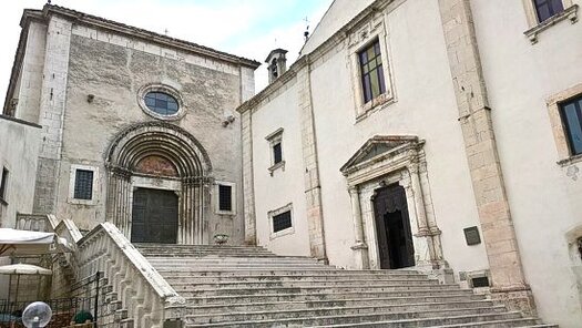 I luoghi sacri in Abruzzo: La collegiata di Pescocostanzo. La Collegiata di Santa Maria del Colle, a Pescocostanzo, è uno dei luoghi di culto più significativi e affascinanti dell’Abruzzo, che attira fedeli e visitatori per la sua bellezza e la sua ricca storia. Situata nel cuore di uno dei borghi più pittoreschi della regione, la chiesa rappresenta un esempio straordinario di come la devozione religiosa si possa intrecciare con l’arte e l’architettura, creando un punto di riferimento spirituale e culturale per la comunità. La sua posizione panoramica e l’architettura imponente, unite alla storicità del luogo, la rendono una meta irrinunciabile per chi desidera conoscere a fondo la tradizione religiosa del territorio. La chiesa ha origini che risalgono al XV secolo, ma è nel XVIII secolo che conosce il suo massimo splendore grazie agli interventi che ne arricchirono l’interno, tanto da trasformarla in uno degli esempi più emblematici del barocco abruzzese. In questo periodo, la chiesa fu abbellita da numerose opere d’arte e decorazioni, frutto dell’ingegno di maestranze locali, che fecero di Pescocostanzo un laboratorio artistico sotto la direzione dell’architetto Cosimo Fanzago. La sua maestria e la sua visione innovativa segnarono profondamente l’estetica del luogo, imprimendo alla chiesa un carattere unico che ancora oggi affascina chi la visita. All’interno della Collegiata si possono ammirare opere d’arte di inestimabile valore, che testimoniano la ricchezza culturale di Pescocostanzo e della sua tradizione religiosa. La chiesa ospita numerosi dipinti, sculture e arredi sacri che risalgono a secoli diversi, contribuendo a creare un’atmosfera di grande spiritualità e suggestione. Ogni angolo della Collegiata è una testimonianza dell’impegno e della passione con cui gli artisti e i fedeli hanno arricchito questo luogo di culto, facendo della chiesa un vero scrigno di bellezza e storia. Oggi, la Collegiata di Santa Maria del Colle continua a essere un punto di riferimento per la comunità di Pescocostanzo, non solo come luogo di culto, ma anche come simbolo della cultura e della tradizione religiosa della zona. La chiesa rappresenta un connubio perfetto tra arte, fede e storia, che rende ogni visita un’esperienza indimenticabile. Ogni anno, tanti pellegrini e turisti si recano a Pescocostanzo per scoprire questo straordinario esempio di architettura sacra, testimone di una tradizione che ancora oggi vive nei cuori delle persone e nelle opere che ornano la chiesa.