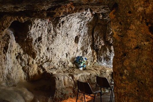I luoghi sacri in Abruzzo: La grotta-Santuario di Liscia. La grotta-Santuario di Liscia. Il culto della Grotta-Santuario di Liscia è una delle tradizioni più radicate e suggestive dell'Abruzzo, legata alla venerazione dell’Arcangelo Michele. Situata in un angolo nascosto della regione, la grotta è meta di numerosi pellegrini che giungono da tutta l’Abruzzo e dal vicino Molise, spinti dalla fede e dalla speranza di ricevere grazie miracolose. La sua fama si è consolidata nei secoli, tanto che due volte l’anno il rito che vi si svolge attrae migliaia di devoti. L’8 maggio e il 29 settembre, infatti, i fedeli si radunano per compiere antichi rituali di preghiera e di devozione. La devozione popolare alla grotta è documentata fin dal Seicento, quando i d'Avalos, nobili feudatari di Monteodorisio, commissionarono la costruzione di una piccola chiesetta proprio davanti all’ingresso della grotta. Al suo interno è esposta la statua dell’Arcangelo Michele, che da secoli è venerata come protettore contro i mali fisici e spirituali. La grotta stessa, con la sua atmosfera misteriosa e sacra, è diventata un luogo di rifugio e di preghiera per chi cerca conforto. Ogni anno, durante le celebrazioni, i pellegrini compiono una serie di gesti carichi di significato. Tra questi, uno dei più suggestivi è il toccare le pareti rocciose della grotta, strofinandovi fazzoletti e oggetti sacri, che vengono poi portati a casa come reliquie. Il rito culmina con l’atto di bere l’acqua che sgorga dalle stalattiti, considerata una fonte miracolosa capace di curare malanni e afflizioni. Questo gesto, semplice ma carico di devozione, è simbolo di fede profonda e di speranza in un miracolo. All’interno del santuario sono conservati numerosi ex voto, testimonianze tangibili di grazie ricevute e di guarigioni avvenute grazie all’intercessione dell’Arcangelo Michele. Questi oggetti, donati dai fedeli, raccontano storie di sofferenza e redenzione, mantenendo viva la tradizione di un culto che affonda le sue radici nella storia e nel cuore dell’Abruzzo. La Grotta-Santuario di Liscia non è solo un luogo di culto, ma anche un simbolo di spiritualità e di comunità, che continua a unire persone di ogni provenienza in nome della fede e della devozione.