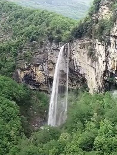 Le Cascate dei fiumi in Abruzzo: Cascata del Mescatore o Pisciarellone – Fraz. Cerchiara di Isola del Gran Sasso d’Italia (Te). La Cascata del Mescatore, conosciuta anche come Pisciarellone, si trova nella frazione Cerchiara di Isola del Gran Sasso d'Italia, in provincia di Teramo, all'interno del Parco Nazionale del Gran Sasso e Monti della Laga. La cascata prende il nome da un piccolo borgo ormai abbandonato, che un tempo era un punto di riferimento per chi percorreva il sentiero che porta alla sua base. Situata lungo il fiume Tordino, la cascata è ben visibile per chi viaggia lungo l’autostrada A24, da Teramo verso il traforo del Gran Sasso, e si staglia in tutta la sua maestosità, soprattutto durante la primavera, quando il flusso d’acqua è particolarmente abbondante. Il salto d’acqua della cascata è impressionante, con i getti che si biforcano in due flussi distinti, ognuno dei quali supera i 100 metri di altezza. Questa spettacolare visione si trova incastonata in un grande anfiteatro roccioso che amplifica la sua magnificenza. Durante la stagione primaverile, l'acqua si getta con forza nel vuoto, spruzzando piccoli rivoli che, al tocco del vento, creano un gioco di luce e movimento, mentre il rumore dell’acqua che si schianta contro le rocce è potente e suggestivo. Uno degli aspetti più affascinanti della cascata è la possibilità di avventurarsi dietro il getto d’acqua, dove il rumore della cascata è amplificato dalla parete strapiombante che restituisce il suono con una forza quasi spaventosa. Questo momento di immersione nella natura offre una prospettiva unica e la possibilità di sentire l’intensità del flusso d’acqua che, con una leggera nebbia, risale nell’aria. L’esperienza di trovarsi dietro la cascata regala emozioni forti, facendo sentire parte del paesaggio selvaggio e incontaminato che la circonda. Dopo aver ammirato la cascata, il sentiero prosegue verso monte, attraversando un bosco che in primavera si risveglia con fioriture di ogni tipo, aggiungendo un ulteriore tocco di magia al paesaggio circostante. Qui si trova il santuario della Madonna delle Masserie, a Cerchiara, dove la leggenda racconta che la piccola edicola votiva sia stata miracolosamente risparmiata da una valanga. Il cammino continua, seguendo il letto del fiume che scorre più lentamente e si trasforma in verdi pozze d’acqua, prima di precipitare nel vuoto. Questo tratto è ideale per una pausa rigenerante, prima di scendere verso Cerchiara, ripercorrendo parte della tradizionale processione che si svolge ogni anno, portando i fedeli dal paese alla piccola edicola votiva.