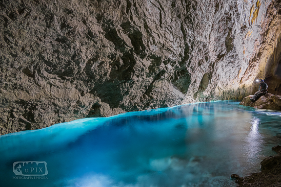 La Grotta a Male, situata nella Valle del Vasto vicino ad Assergi, in provincia dell'Aquila, è una delle cavità più note del massiccio del Gran Sasso. Appartenente al Parco Nazionale del Gran Sasso e Monti della Laga, si sviluppa per circa 500 metri e raggiunge una profondità massima di 84 metri, rendendola la grotta più estesa dell'intera zona. Il suo nome, che deriva dalla cima delle Malecoste, si collega alla difficoltà dell'accesso, suggerendo l'idea di un luogo "amaro" e difficile da raggiungere. Questa grotta è importante non solo per la sua morfologia, ma anche per la sua storia speleologica. Nel 1573, la Grotta a Male fu la prima in Italia ad essere esplorata in modo scientifico dal grande ingegnere Francesco de Marchi. Dopo la sua ascensione al Corno Grande del Gran Sasso, il 20 agosto dello stesso anno, si avventurò insieme a un gruppo di compagni all’interno della cavità. La grotta, pur essendo già conosciuta sin dai tempi preistorici, non era mai stata documentata ufficialmente. De Marchi descrisse l’interno come un luogo oscuro, popolato da strane formazioni di roccia che assumevano sembianze di figure umane e animali, conferendo alla grotta un’atmosfera misteriosa e affascinante. Nel corso del XX secolo, la grotta è stata oggetto di numerosi scavi archeologici che hanno portato alla luce reperti risalenti a periodi molto antichi, dal Neolitico all’Età del Bronzo. I ritrovamenti hanno evidenziato che la grotta era utilizzata come luogo di culto e sepoltura nelle epoche preistoriche, mentre successivamente, nel corso dei secoli, veniva impiegata come fornace per la fusione dei metalli. Tra i reperti rinvenuti spiccano frammenti di vasellame, resti umani e manufatti litici, testimonianze di un'intensa attività umana che si è svolta all'interno della grotta nei millenni. Oggi, la Grotta a Male è una meta di grande interesse per speleologi e appassionati di storia, nonché per chi desidera esplorare un ambiente naturale straordinario. La sua temperatura interna si aggira intorno ai 12 °C, con un'umidità superiore al 90%, creando un'atmosfera particolare e umida. All'interno si trovano diverse sale, come la Sala dei Colossi e la Sala della Croce, dove si può osservare l'incisione di una croce effettuata da Francesco de Marchi. Il Lago De Marchi, situato all’interno della grotta, è stato esplorato anche con tecniche subacquee, raggiungendo una profondità di circa 30 metri. L’accesso a certe aree, come il Ramo del Morto, è possibile solo con l’ausilio di guide esperte, facendo della Grotta a Male un luogo davvero unico per gli esploratori.