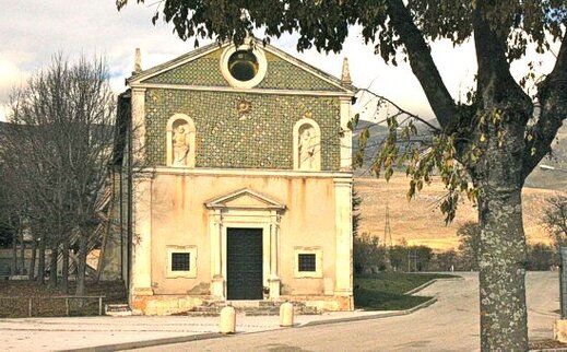 Il santuario di Santa Maria delle Grazie a Collarmele è un luogo di culto che incarna la profonda spiritualità della Marsica, un angolo di Abruzzo dove la fede e l’arte si intrecciano in modo straordinario. Situato appena fuori dal centro abitato, lungo l'antico percorso del Regio Tratturo, il santuario è da secoli meta di pellegrini e devoti che si recano qui per onorare la Madonna delle Grazie. La chiesa è un simbolo di speranza e di protezione per la comunità locale, che considera la Madonna come una figura intercedente nelle difficoltà quotidiane, mantenendo viva la tradizione di preghiere e devozioni che si tramandano da generazioni. La bellezza della facciata della chiesa, rivestita da mattonelle di maiolica colorata, rende il santuario ancora più speciale agli occhi dei visitatori. Ogni anno, numerosi fedeli si recano a Collarmele per partecipare alle celebrazioni religiose, che culminano nei giorni dedicati alla Madonna delle Grazie. La chiesa, oltre ad essere un luogo di preghiera, è anche un simbolo di resistenza e di speranza, dove la comunità si ritrova per chiedere protezione e benedizioni per le proprie famiglie. La facciata della chiesa, che risplende al sole, diventa un segno tangibile della presenza di Dio nella vita quotidiana della gente del luogo. Il culto di Santa Maria delle Grazie non si limita alla semplice devozione, ma include anche una forte componente di gratitudine e di ricordo dei momenti difficili superati dalla comunità. Ogni angolo della chiesa è intriso di significato e di storia, e la sua bellezza richiama alla riflessione sul ruolo che la fede gioca nelle vite dei singoli e nella collettività. Le mattonelle, frutto della tradizione ceramica locale, non solo abbelliscono la chiesa, ma sono anche un segno tangibile di come la spiritualità possa essere espressa attraverso l'arte e la cultura, unendo così il sacro e il profano in un’opera che racconta la storia della comunità. Nel corso degli anni, il santuario di Santa Maria delle Grazie è diventato un punto di riferimento non solo per i residenti di Collarmele, ma anche per i visitatori che giungono da altre zone dell'Abruzzo e da fuori regione. La bellezza artistica della chiesa, insieme alla sua rilevanza religiosa, rende il santuario un luogo dove fede e cultura si incontrano, offrendo a chiunque vi si rechi un'opportunità di riflessione spirituale. La sacralità di questo luogo, immerso nel verde della Marsica, è testimoniata non solo dalle celebrazioni liturgiche, ma anche dalla quotidiana devozione di chi considera Santa Maria delle Grazie una protezione spirituale e un rifugio di pace.