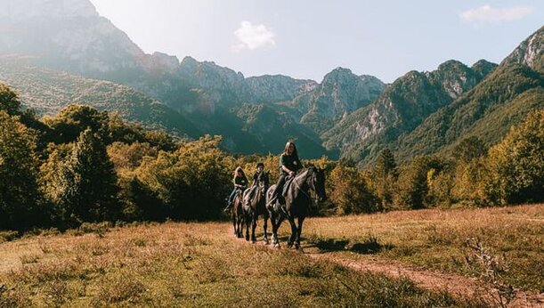 Parchi Naturali, boschi e Trekking: A cavallo in Abruzzo. L'Abruzzo è una delle regioni italiane più affascinanti per gli appassionati di equitazione, grazie ai suoi paesaggi incontaminati, alla varietà del territorio e alla ricchezza di sentieri e percorsi pensati per il turismo equestre. I parchi naturali, i boschi e le montagne dell'Abruzzo offrono un'incredibile rete di ippovie, ovvero sentieri e percorsi specificamente ideati per il cavallo. Questi percorsi attraversano alcune delle zone più selvagge e pittoresche della regione, permettendo di esplorare borghi medievali, pascoli, castelli e boschi fitti, dove la natura è ancora incontaminata e protetta. Tra i percorsi più noti c'è l'Ippovia del Gran Sasso e Monti della Laga, che si snoda tra le montagne più alte della regione, offrendo una varietà di scenari mozzafiato. Qui, i cavalieri possono percorrere vecchie mulattiere e carrarecce, immergendosi nei paesaggi verdi dei boschi di faggio e abete, e godendo della tranquillità delle valli alpine. Questi sentieri sono accessibili non solo per gli amanti dell’equitazione, ma anche per chi desidera vivere un'esperienza unica a piedi o in mountain bike, rendendo il percorso un'esperienza adatta a tutti, ma sempre a stretto contatto con la natura. L'ippovia abruzzese si distingue anche per le strutture e i servizi pensati per chi viaggia a cavallo. I percorsi sono ben segnalati e dotati di punti di sosta, capanni, ricoveri per i cavalli e abbeveratoi, ideali per ristorarsi durante il viaggio. L'ospitalità è una caratteristica fondamentale di questo tipo di turismo, con numerosi agriturismi e strutture ricettive che accolgono sia i cavalieri che i loro cavalli, creando un ambiente ideale per un’esperienza di turismo lento e sostenibile. Inoltre, la rete di ippovie permette di scoprire angoli nascosti della regione, dai piccoli borghi di montagna alle valli più remote, dove l'armonia tra natura e tradizione si conserva intatta. Il turismo a cavallo in Abruzzo è una forma di turismo che rispetta l’ambiente e le tradizioni locali, promuovendo un contatto diretto e autentico con il territorio. L'esperienza di esplorare i parchi naturali e i boschi a cavallo permette non solo di godere della bellezza dei luoghi, ma anche di avvicinarsi a una cultura millenaria, fatta di tradizioni rurali, gastronomia tipica e accoglienza genuina. In questo contesto, l'Abruzzo diventa una meta ideale per chi cerca un'avventura a contatto con la natura, ma anche per chi desidera vivere un'esperienza di scoperta lenta e autentica, tra panorami mozzafiato e tradizioni locali.
