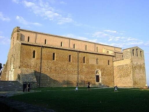 L'Abbazia di San Giovanni in Venere a Fossacesia (Ch) Il culto dell'Abbazia di San Giovanni in Venere ha radici profonde, risalenti alla fondazione stessa dell'abbazia, nel VI secolo. Il sito, che inizialmente ospitava un tempio pagano dedicato alla dea Venere, divenne ben presto un importante centro di culto cristiano. Dedicata a San Giovanni Battista, l'abbazia ha visto nei secoli il susseguirsi di pellegrini e fedeli in cerca di pace e rifugio spirituale. Il culto di San Giovanni in Venere, strettamente legato alla figura del santo, ha accompagnato la comunità religiosa di Fossacesia per secoli, con celebrazioni e devozione che sono rimaste immutabili nel tempo. Nel corso del Medioevo, l'abbazia si trovò lungo la via Francigena, uno dei principali percorsi di pellegrinaggio che conducevano i fedeli verso Roma e la Terra Santa. Questo l'ha resa un punto di riferimento fondamentale per i pellegrini, che vi si recavano non solo per pregare, ma anche per chiedere protezione durante il lungo viaggio. Il culto di San Giovanni Battista era particolarmente sentito, e l’abbazia ospitava numerose cerimonie religiose, tra cui la celebrazione della sua festa, il 24 giugno, che attirava una grande folla di devoti. Nel corso dei secoli, l'abbazia ha continuato a essere un luogo di culto vivace, anche se ha dovuto affrontare numerosi periodi di decadenza, dovuti a guerre, saccheggi e soppressioni ecclesiastiche. Tuttavia, la spiritualità legata alla figura di San Giovanni in Venere non è mai venuta meno. Anzi, nel tempo, l'abbazia è divenuta un simbolo di resistenza spirituale e di speranza per la comunità locale. Il culto del santo ha continuato a crescere, con celebrazioni religiose e tradizioni che sono rimaste fortemente radicate nella vita della comunità di Fossacesia. Oggi, l'Abbazia di San Giovanni in Venere continua a essere un importante centro di spiritualità e devozione, attirando non solo i fedeli del paese, ma anche numerosi visitatori e pellegrini. Le celebrazioni religiose, tra cui la festa di San Giovanni, continuano a richiamare l'attenzione dei devoti, che si riuniscono per rendere omaggio al santo e per vivere momenti di preghiera e riflessione. L'abbazia non è solo un luogo di culto, ma anche un simbolo di speranza e di fede che ha resistito nei secoli, mantenendo viva la tradizione cristiana nella regione.