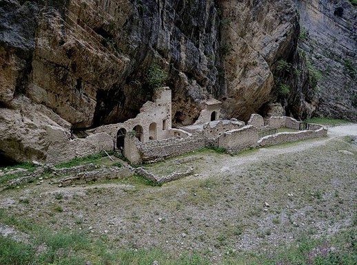 Il culto della Chiesa di San Martino in Valle si sviluppa attorno alla figura di San Martino di Tours, il santo vescovo noto per la sua vita di carità e dedizione agli altri. San Martino è uno dei santi più venerati in Europa, e la sua scelta come patrono della chiesa sottolinea il valore di una vita semplice e dedicata al servizio degli altri. Nel corso dei secoli, la chiesa ha mantenuto una forte tradizione di devozione, soprattutto tra i fedeli della valle, che hanno continuato a cercare rifugio spirituale in questo luogo isolato e tranquillo. Il culto di San Martino, quindi, è diventato il cuore pulsante di questa comunità religiosa. Ogni anno, la Chiesa di San Martino in Valle ospita celebrazioni liturgiche in onore del santo, specialmente durante la sua festa, il 11 novembre. La comunità di Fara San Martino, unita anche da una forte tradizione di pellegrinaggio, si ritrova ogni anno per rendere omaggio a San Martino con messe solenni e momenti di preghiera. Durante queste celebrazioni, la figura di San Martino viene ricordata non solo come santo protettore, ma anche come simbolo di umiltà e generosità, valori che continuano a ispirare la vita dei fedeli. Il culto di San Martino in Valle è anche legato a una tradizione di accoglienza e carità che ha radici profonde nel passato. La chiesa, con la sua posizione isolata nella natura, ha sempre rappresentato un luogo di rifugio per chi cercava pace spirituale, ma anche per chi desiderava pregare in un ambiente immerso nella tranquillità e nel silenzio. Questo spirito di accoglienza si riflette nel culto che ancora oggi si celebra, dove i pellegrini e i fedeli sono invitati a partecipare alle celebrazioni con un cuore aperto, in sintonia con la semplicità e la serenità che caratterizzano l’eremo. Oggi, la Chiesa di San Martino in Valle continua a essere un importante punto di riferimento per la spiritualità locale, non solo per i residenti di Fara San Martino, ma anche per i visitatori che cercano un'esperienza di preghiera immersi nella natura. Il culto di San Martino si trasmette attraverso le generazioni, mantenendo viva una tradizione di fede che unisce la comunità e i pellegrini in un cammino di devozione e meditazione. L'eremo, con la sua bellezza e tranquillità, rimane un luogo in cui il culto di San Martino è celebrato con devozione, portando avanti un messaggio di amore, pace e servizio agli altri.