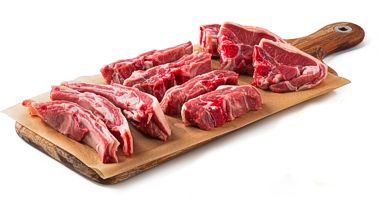 Per preparare l'agnello alla cacciatora alla teramana, si inizia scegliendo con cura la carne di agnello, un prodotto tipico della tradizione abruzzese che si distingue per la sua qualità e il suo sapore intenso. L’agnello, che può essere un cosciotto o una spalla tagliata a pezzi, viene rosolato in olio extravergine d’oliva, altro ingrediente fondamentale della cucina locale, che conferisce un aroma fruttato e delicato. Una volta dorata, la carne viene sfumata con un bicchiere di vino rosso, una scelta che arricchisce il piatto con una nota di complessità e vivacità. Il vino rosso abruzzese, come il Montepulciano d'Abruzzo, è perfetto per questo tipo di preparazione, donando al piatto un retrogusto fruttato e corposo. La base del sugo viene preparata con cipolla e aglio, ingredienti di uso comune nella cucina regionale, che vengono soffritti fino a diventare dorati e fragranti. A questo punto, si aggiungono i pomodori pelati, un altro prodotto che rappresenta la tradizione agricola abruzzese. I pomodori, coltivati nelle terre fertili della regione, sono schiacciati e mescolati con il rosmarino, che cresce rigoglioso sulle colline teramane, e la foglia di alloro, che aggiunge freschezza e aromaticità al piatto. Se si vuole aggiungere un tocco di piccantezza, il peperoncino, che in alcune zone dell'Abruzzo è molto amato, viene inserito per esaltare i sapori e dare un po' di vivacità alla carne. La cottura a fuoco lento permette alla carne di agnello di assorbire tutti i sapori del sugo, rendendola tenera e succulenta. È importante aggiungere gradualmente del brodo di carne, che in Abruzzo è spesso preparato con gli stessi tagli di carne utilizzati nella cucina quotidiana, per garantire che la carne non si asciughi durante la cottura. Il brodo arricchisce il piatto con il suo sapore profondo, creando una fusione perfetta tra la carne e i condimenti. Durante la cottura, è essenziale mescolare di tanto in tanto per evitare che il sugo si attacchi e per permettere alla carne di cuocere uniformemente. Una volta che l'agnello è pronto, il piatto si serve caldo, accompagnato da un buon pane casereccio, che in Abruzzo è spesso fatto con farine locali e lievitato naturalmente. Il pane diventa lo strumento perfetto per raccogliere il sugo ricco e saporito che avvolge la carne. L'agnello alla cacciatora alla teramana è un piatto che racconta la semplicità e la ricchezza della cucina contadina abruzzese, dove ogni ingrediente, dalla carne di agnello all'olio extravergine, dalla cipolla ai pomodori, è scelto con attenzione per creare un'esperienza di gusto che celebra la tradizione e la generosità della terra abruzzese.