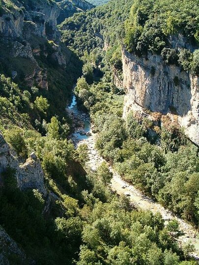 Parchi Naturali, boschi e Trekking: Le altre Riserve e Oasi Naturali in Abruzzo. Le aree protette dell’Abruzzo sono una risorsa fondamentale per la conservazione della biodiversità e la valorizzazione del paesaggio naturale. Oltre ai parchi nazionali, la regione conta più di 30 riserve naturali e oasi, alcune situate all'interno dei parchi, altre distribuite al di fuori di essi, ognuna con caratteristiche uniche che ne fanno un'importante meta per escursioni e visite didattiche. Nella provincia di Chieti, ad esempio, la Riserva Naturale e Oasi WWF del Lago di Serranella si distingue per la sua avifauna ricca e variegata, che include specie rare come l’airone bianco maggiore e la cicogna nera. L’Oasi WWF dell’Abetina di Rosello, a cavallo tra Abruzzo e Molise, protegge uno dei pochi boschi misti di abete bianco, un rifugio per specie come il lupo e il capriolo. La Riserva di Punta Aderci, a nord di Vasto, è l’unica riserva marina della costa abruzzese, tutelando un ambiente costiero con falesie e dune. Altri esempi nella provincia includono il Biotopo delle leccete litoranee e il Parco dell’Annunziata, che preservano boschi e habitat di notevole interesse ecologico. La provincia dell’Aquila ospita riserve altrettanto affascinanti come la Riserva Naturale di Zompo lo Schioppo, famosa per la sua spettacolare cascata di 80 metri e il paesaggio di faggete d’alto fusto. L’Oasi WWF delle Gole del Sagittario, nel comune di Anversa degli Abruzzi, offre un paesaggio incantevole di gole scavate dal fiume Cavuto, habitat di specie come l’aquila reale e il picchio muraiolo. Le Grotte di Pietrasecca, nel comune di Carsoli, sono un sito di interesse paleontologico e archeologico, con formazioni di concrezioni uniche. Altre aree di grande valore ecologico sono il Parco delle Sorgenti del Vera e la Riserva delle Grotte di Pietrasecca. Le province di Pescara e Teramo vantano altre riserve e parchi che arricchiscono il patrimonio naturale dell’Abruzzo. La Riserva delle Sorgenti del Pescara è famosa per la sua risorgenza che alimenta un ecosistema ricco di specie acquatiche e uccelli migratori. Il Parco delle Sorgenti Sulfuree del Lavino, nei pressi di Scafa, è noto per le sue acque sulfuree dal colore turchese e per la fauna che popola l’area. A Teramo, la Riserva di Castel Cerreto protegge un bosco misto, mentre la Riserva dei Calanchi di Atri conserva un paesaggio unico di argille erose, habitat di specie rare come il granchio di fiume e l’istrice. Il Parco del Fiume Vomano e il Parco del Fiume Fiumetto completano l'offerta di aree protette della provincia, ognuna con le sue caratteristiche naturalistiche da esplorare.
