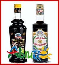 La preparazione dell'Amaro Abruzzese è un processo che richiama secoli di tradizione, in cui si uniscono sapienza artigianale e l'uso di erbe locali. Questo liquore, noto per il suo caratteristico sapore amaro e aromatico, nasce dalla macerazione di diverse erbe officinali e radici che crescono spontaneamente nelle montagne dell'Abruzzo. Ogni famiglia o distilleria segue una propria ricetta, tramandata di generazione in generazione, ma il processo di base rimane invariato: una preparazione lunga e meticolosa, che richiede tempo e cura. Gli Ingredienti e la Selezione delle Erbe: Gli ingredienti principali dell'Amaro Abruzzese sono le erbe aromatiche e le radici raccolte nei monti abruzzesi. Le più utilizzate sono la genziana, il timo, il rosmarino, l’assenzio e il finocchio, ma ogni ricetta può includere anche altre piante tipiche della regione. La qualità delle erbe è fondamentale: devono essere raccolte al momento giusto e trattate con cura per garantire la purezza del sapore. Dopo la raccolta, le erbe vengono essiccate e selezionate per la macerazione. L'alcol utilizzato per estrarre i principi attivi dalle piante deve essere di alta qualità per garantire un risultato finale eccellente. Il Processo di Macerazione e Distillazione: La preparazione vera e propria inizia con la macerazione delle erbe in alcol puro. Le piante vengono immerse in alcol in contenitori di vetro o acciaio e lasciate macerare per un periodo che può variare da alcune settimane a diversi mesi. Durante questo periodo, l’alcol estrae lentamente le essenze aromatiche e terapeutiche dalle piante, sviluppando così il sapore caratteristico dell’amaro. Alcuni produttori preferiscono aggiungere anche scorza di agrumi o zucchero per bilanciare l’amaro, creando un distillato più equilibrato. La macerazione è un passaggio delicato, poiché la combinazione giusta di erbe e alcol è fondamentale per il risultato finale. Il Filtraggio, Maturazione e Imbottigliamento: Una volta completata la macerazione, l’Amaro Abruzzese viene filtrato per eliminare le impurità e le parti solide delle erbe. Dopo il filtraggio, il liquore viene lasciato riposare per affinarsi, in modo che i sapori si amalgamino completamente. Questo processo di maturazione può durare da pochi giorni a diversi mesi, a seconda della ricetta e delle preferenze del produttore. Il liquore, ora pronto, viene imbottigliato e sigillato, pronto per essere gustato. Ogni bottiglia di Amaro Abruzzese è il risultato di una lunga tradizione, che esprime la qualità delle piante locali e la passione dei produttori artigianali.