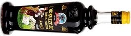 L'Amaro Abruzzese L’Amaro Abruzzese: Un Liquore Ricco di Tradizione. L’Amaro Abruzzese è un liquore dalle radici profonde nella cultura e nelle tradizioni enogastronomiche dell’Abruzzo. Con il suo caratteristico sapore amaro e aromatico, questo distillato è il risultato di un’antica ricetta che utilizza una selezione di erbe e radici locali, tutte raccolte nei monti e nelle valli della regione. La preparazione di quest’amaro è un’arte che si tramanda da generazioni, unendo la passione per la natura e il sapere popolare. Ogni sorso di Amaro Abruzzese racconta una storia di tradizione e di connessione con il territorio. Gli Ingredienti e la Preparazione: Gli ingredienti principali dell’Amaro Abruzzese sono le erbe aromatiche, come la genziana, il timo, il rosmarino e altre piante officinali che crescono spontanee nelle montagne abruzzesi. Queste erbe vengono selezionate con cura e lasciate macerare in alcol per un lungo periodo, permettendo all’alcol di estrarre le essenze e i principi attivi naturali. A questa base si aggiungono, talvolta, zucchero e scorza di agrumi, per bilanciare l’intensità del sapore amaro. Ogni distillatore segue una propria ricetta, tramandata nel tempo, che conferisce all’amaro un carattere unico e distintivo. Il Processo di Macerazione e Maturazione: La preparazione dell’Amaro Abruzzese richiede un lungo periodo di macerazione. Le erbe vengono immerse in alcol puro e lasciate riposare in contenitori di vetro o acciaio per settimane, o addirittura mesi, in modo che tutte le proprietà aromatiche si sviluppino e si amalgamino. Durante la macerazione, è fondamentale mantenere il liquido in un luogo fresco e buio, per evitare che la luce o il calore eccessivo alterino i sapori. Dopo questo lungo periodo di infusione, l’amaro viene filtrato per rimuovere le piante e le impurità, ottenendo così un distillato limpido e ben bilanciato. Un Liquore abruzzese per Ogni Occasione: L’Amaro Abruzzese è un liquore versatile, apprezzato per la sua capacità di adattarsi a molteplici occasioni. È tradizionalmente servito come digestivo dopo i pasti, grazie alle sue proprietà che favoriscono la digestione, ma può essere gustato anche come aperitivo o ingrediente in cocktail. Il suo sapore intenso e avvolgente, con il giusto equilibrio tra amaro e dolce, lo rende perfetto per chi cerca un distillato autentico e ricco di carattere. Ogni bicchierino di Amaro Abruzzese è un'esperienza sensoriale che celebra la ricchezza della flora montana abruzzese e la passione per la tradizione artigianale.