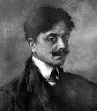 Amedeo Tedeschi. “Autoritratto giovanile”. Collezione privata. Amedeo Tedeschi, nato a Pratola nel 1874, è stato uno dei più importanti pittori e incisori abruzzesi del tardo Ottocento e inizio Novecento. La sua carriera artistica si sviluppò in un periodo in cui l'arte abruzzese stava vivendo una fase di grande rinnovamento e sperimentazione. Tedeschi, infatti, si distinse per la sua abilità nel coniugare la tradizione artistica locale con le nuove influenze provenienti dalle scuole artistiche italiane ed europee. La sua formazione avvenne prima a Napoli e successivamente a Roma, dove entrò in contatto con il panorama artistico più ampio dell'epoca. Tra le opere più significative di Amedeo Tedeschi ci sono i dipinti murali che decorano il santuario della Madonna della Libera a Pratola e la cattedrale di San Panfilo a Sulmona. In questi lavori, l'artista dimostrò una grande maestria nel trattamento del colore e nella rappresentazione della dimensione religiosa e spirituale. I suoi affreschi rispecchiano una forte connessione con la tradizione religiosa abruzzese, ma allo stesso tempo mostrano una ricerca stilistica che si distingue per l’originalità e la modernità, con l'uso di composizioni più dinamiche e colori vibranti. Oltre alla sua attività pittorica, Tedeschi si cimentò con grande successo nell'incisione e nella grafica. La sua produzione in questo campo, sebbene meno conosciuta rispetto ai suoi dipinti, è altrettanto significativa e variegata. L'artista realizzò numerosi lavori di grande finezza tecnica, tra cui acqueforti e incisioni che gli permisero di entrare in contatto con i più importanti incisori dell'Ottocento. Le sue opere grafiche sono caratterizzate da una raffinatezza che rivela l'influenza di maestri come Giovanni Boldini e Eleuterio Pagliano, ma con una sensibilità tutta personale che emerge nelle sue linee eleganti e nei paesaggi che tanto amava rappresentare. La sua attività artistica fu interrotta prematuramente dalla morte nel 1924, mentre stava lavorando al restauro degli affreschi settecenteschi della chiesa della Santissima Annunziata di Sulmona. Questo restauro, che si configura come uno degli ultimi grandi progetti del pittore, testimonia il suo impegno non solo nella creazione di opere originali, ma anche nella conservazione del patrimonio artistico abruzzese. La sua morte, avvenuta a Sulmona il 15 dicembre del 1924, ha lasciato un vuoto nell'arte regionale, ma al contempo ha lasciato in eredità un ricco corpus di opere che continuano a rappresentare un punto di riferimento per le future generazioni di artisti. Oggi, il lascito di Amedeo Tedeschi è celebrato e ricordato in diverse esposizioni e mostre, che mettono in luce la sua arte e la sua figura di grande rilievo per la storia culturale dell'Abruzzo. La sua capacità di interpretare il paesaggio, la figura umana e i temi religiosi con una tecnica innovativa ha reso il suo lavoro un patrimonio prezioso per la regione e per l'intero panorama artistico italiano. Le sue opere continuano a ispirare artisti e appassionati di arte, facendo di Tedeschi una delle figure più illustri della pittura abruzzese.