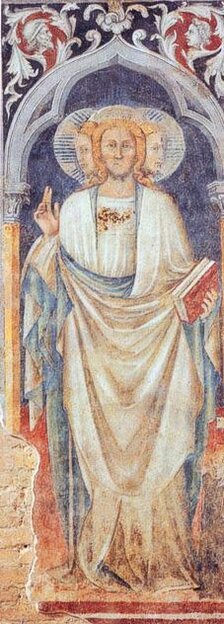 La “Trinità con tre volti” opera di Antonio Martini nel Duomo di Atri (1410 ca.) Antonio Martini, nato ad Atri intorno al 1350, è stato un pittore di grande rilievo per la storia artistica dell’Abruzzo e dell’Italia gotica. Formatosi probabilmente nella sua città natale, la sua arte affonda le radici nell’influenza di maestri emiliani e marchigiani, che operarono nella regione. La sua prima opera datata e firmata risale al 1373: un affresco raffigurante la Vergine in trono con il Bambino, accompagnata da una Crocifissione, realizzati per l’Abbazia di Santa Maria Arabona a Manoppello. Questi lavori testimoniano non solo la precoce maturità dell’artista, ma anche la sua dedizione alla ricerca del dettaglio e della profondità espressiva. Dopo gli anni di formazione, Antonio si trasferì a L’Aquila, dove il fervore culturale del tardo Trecento favoriva il dialogo tra le influenze artistiche di Firenze, Napoli e Siena. Qui, l’artista entrò in contatto con lo stile senese, che si rivelò determinante per l’evoluzione della sua tecnica. Le sue opere aquilane, come la Madonna con Bambino tra i santi Agostino e Amico nella chiesa di Sant’Amico, mostrano un’eleganza compositiva e cromatica che lo resero molto apprezzato. Il pittore non solo arricchì il panorama artistico locale, ma divenne un punto di riferimento per la scuola tardogotica aquilana. Dopo quasi due decenni trascorsi a L’Aquila, nel 1397 Antonio fece ritorno ad Atri, dove aprì una bottega e continuò a lavorare su importanti commissioni. Gli affreschi del Duomo di Atri, tra cui la famosa Trinità con tre volti, sono testimonianza della sua abilità tecnica e della sua capacità di reinterpretare temi religiosi in chiave innovativa. Sebbene gli sconvolgimenti politici del tempo lo costrinsero a lasciare la città per un periodo, Antonio riuscì a mantenere la sua bottega attiva, lasciando ai suoi collaboratori il compito di proseguire il suo lavoro. Negli anni successivi, Martini trovò rifugio a Penne, dove realizzò la sua opera più celebre: la Crocifissione nella chiesa degli Agostiniani. Questo affresco, caratterizzato da una straordinaria ricchezza narrativa e dalla drammaticità delle figure, rappresenta il culmine della sua carriera. Durante questo periodo, il pittore continuò a ricevere commissioni anche da altre città abruzzesi, come Pianella e L’Aquila, confermando il suo prestigio in tutta la regione. Antonio Martini trascorse gli ultimi anni della sua vita tra Atri e altre località abruzzesi, continuando a dipingere fino alla fine dei suoi giorni. La sua ultima opera nota, una Madonna con Bambino realizzata per la chiesa di San Domenico a Chieti, è oggi conservata nella pinacoteca della città. Morì ad Atri nel 1433, lasciando un’eredità artistica che ha segnato profondamente l’identità culturale dell’Abruzzo. Martini è ricordato come un artista capace di fondere tradizione e innovazione, unendo le radici gotiche con una sensibilità unica per il racconto visivo e la bellezza spirituale.