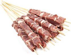 Gli arrosticini aquilani rappresentano uno dei pilastri più autentici della cucina del territorio, un’eredità della transumanza che ha saputo trasformare la semplicità della carne ovina in un rituale gastronomico identitario. Preparati con piccoli cubetti di pecora infilati a mano su sottili spiedini in legno, vengono cotti sulla tradizionale “fornacella”, la lunga brace stretta che permette una cottura uniforme e rapida, sprigionando aromi intensi e irresistibili. Il loro gusto deciso, reso ancora più caratteristico da un pizzico di sale e dall’uso esclusivo di carni locali, racconta la storia delle comunità pastorali aquilane, abituate a valorizzare ogni parte dell’animale con sapienza e rispetto. Consumati in compagnia, spesso accompagnati da pane casereccio e un buon bicchiere di vino rosso, gli arrosticini non sono solo un piatto ma un vero momento di convivialità, capace di evocare l’essenza della montagna abruzzese e di ispirare ancora oggi nuove interpretazioni senza tradire il loro spirito originario.