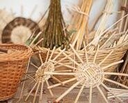 Materiali vegetali (canne e piante palustri, vimini e paglia, rami di salice e polloni d’olivo) vengono utilizzati per intrecciare cesti e canestri, sgabelli, scope, battipanni e altri strumenti per l’economia domestica tradizionale. E’ un’attività ancora presente in molti centri agricoli e montani della regione: gli oggetti prodotti sono tra gli acquisti più apprezzati.