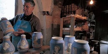 L’arte della ceramica è praticata in Abruzzo sin dalla sua invenzione, ma è dal Rinascimento che un piccolo e pittoresco borgo alle falde del Gran Sasso, Castelli, ha reso celebre la nostra regione sviluppando una delle più raffinate e colte produzioni di maiolica d’Italia, dando luogo a una serie di tipologie formali e decorative ben specifiche delle sue fornaci e dei suoi artefici (come i Pompei) e oggi esposte nei più importanti musei del mondo. A Castelli la tradizione e l’arte della maiolica durante tutti questi secoli non si sono mai interrotte: oggi è più viva che mai e viene tramandata con una offerta estremamente variegata di forme e decorazioni. Castelli non è stato l’unico centro abruzzese di produzione ceramica: manufatti eccellenti uscivano dalle fornaci di Anversa degli Abruzzi, Tagliacozzo, Lanciano, Bussi, Torre de’ Passeri, Atri, L’Aquila, Rapino, Palena. Oggi una buona produzione è conservata da Rapino, alle falde della Majella, dove si trovano un bel museo e alcune botteghe artigiane.