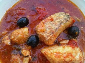 Per preparare il baccalà arrosto o in umido, la prima operazione consiste nel dissalare il baccalà. Questo pesce salato, che deve essere ammollato in acqua per 24-48 ore, va cambiando l’acqua più volte per ridurre il suo contenuto di sale. Una volta dissalato, il baccalà va tagliato in pezzi, pronto per essere cucinato. Se si preferisce la versione arrosto, il pesce viene semplicemente spennellato con olio extravergine d’oliva e cotto su una griglia ben calda o una piastra, per circa 10 minuti per lato, fino a quando non è dorato e croccante all’esterno, mantenendo la sua carne morbida all’interno. Se invece si opta per la versione in umido, si prepara un soffritto con cipolle tritate e aglio, rosolati in abbondante olio d’oliva in una casseruola. Una volta che le cipolle diventano trasparenti, si aggiungono i pomodori pelati e il vino bianco, lasciando cuocere il sugo per circa 15 minuti, fino a quando non si addensa leggermente. Il baccalà, tagliato in pezzi più piccoli, viene aggiunto al sugo, facendo attenzione a non mescolare troppo per evitare che il pesce si sfaldi. Il piatto cuoce a fuoco lento, per circa 20-30 minuti, in modo che il baccalà assorba tutti i sapori del condimento. Durante la cottura, si può arricchire il sugo con olive nere, capperi e un po’ di peperoncino, per donare al piatto una nota di sapidità e un pizzico di piccantezza. Dopo aver regolato di sale e pepe, il piatto è pronto per essere servito. La preparazione del baccalà in umido è particolarmente saporita, grazie alla combinazione di ingredienti che esaltano il gusto del pesce, mentre il suo sugo ricco e aromatico è perfetto per essere accompagnato con del pane casereccio. Quando il baccalà arrosto è pronto, lo si serve caldo, con un filo di olio extravergine d’oliva e una spolverata di prezzemolo fresco tritato. Per la versione in umido, il piatto va servito con il suo sugo denso e profumato, sempre accompagnato da pane per raccogliere ogni goccia del delizioso condimento. In entrambi i casi, il baccalà risulta un piatto che unisce la tradizione abruzzese con il sapore del mare, diventando protagonista dei pranzi in famiglia e delle festività.