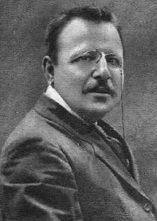 Benedetto Croce, nato a Pescasseroli nel 1866, è stato uno dei maggiori filosofi e intellettuali italiani, che ha segnato profondamente la cultura non solo dell’Italia, ma anche d’Europa. La sua carriera si è sviluppata in diversi ambiti, tra cui la filosofia, la politica e la critica letteraria. Croce è conosciuto principalmente per la sua filosofia dello "storicismo assoluto", secondo cui la storia è il cuore del pensiero umano. La sua visione rifiutava ogni metafisica e si concentrava sul pensiero storico, ponendo l’umanità e le sue azioni al centro di ogni riflessione filosofica. Questo approccio lo portò a una critica radicale delle ideologie materialiste e marxiste, influenzando profondamente il panorama intellettuale del Novecento. Oltre alla filosofia, Benedetto Croce si distinse per il suo impegno politico. Durante il periodo fascista, Croce fu una delle voci più fermamente contrarie al regime di Mussolini. Con il Manifesto degli intellettuali antifascisti del 1925, Croce si pose come figura di riferimento per l’opposizione culturale e politica al fascismo. La sua posizione non fu però quella di un oppositore passivo; egli cercò attivamente di proteggere la libertà di pensiero e l’autonomia della cultura dall’ingerenza del regime. La sua rivista La Critica divenne un luogo di riflessione e denuncia contro le ideologie totalitarie. La sua fermezza e il suo coraggio di fronte alla repressione lo resero un simbolo per molti intellettuali italiani e non solo. Nel campo della politica istituzionale, Croce ebbe anche un’importante carriera come ministro. Dal 1920 al 1921, fu Ministro della Pubblica Istruzione nel governo Giolitti, dove promosse importanti riforme nel settore scolastico e nella tutela del patrimonio culturale. Croce sostenne una scuola pubblica di qualità, che garantisse l’autonomia delle idee, e si batté per la protezione dei beni culturali e naturali, imponendo leggi per la salvaguardia del patrimonio storico e archeologico, come quella sulla tutela del paesaggio romano. La sua visione della cultura come fattore centrale per la crescita della società si rifletteva in ogni sua decisione politica. Dopo la Seconda Guerra Mondiale, Benedetto Croce giocò un ruolo decisivo nella ricostruzione del Partito Liberale Italiano, che divenne un pilastro della politica democratica post-bellica. Pur continuando a rifiutare posizioni di potere, Croce rimase un influente consigliere politico e un punto di riferimento per la cultura liberale. Sebbene avesse inizialmente sostenuto la monarchia durante il referendum del 1946, Croce fece presto appello alla coesione per la ricostruzione della nazione. Il suo pensiero liberale e il suo impegno per la libertà di espressione e di pensiero lo portarono a essere un critico fermo contro qualsiasi forma di totalitarismo, apprezzato anche in ambito internazionale. Benedetto Croce lasciò un'eredità che va ben oltre le sue opere filosofiche. La sua capacità di unire il pensiero teorico con l’impegno pratico, sia in ambito culturale che politico, lo rende una figura di riferimento anche oggi. Non solo come pensatore, ma anche come intellettuale impegnato a difendere i principi di libertà, giustizia e democrazia, Croce ha saputo interpretare e rispondere alle sfide del suo tempo. La sua attività, che spazia dalla filosofia alla politica, continua a influenzare il dibattito culturale e politico contemporaneo, confermando la sua centralità nel panorama intellettuale mondiale.
