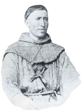 Padre Bernardino De Nino. Foto tratta da: Giannecchini, Doroteo “Historia natural, etnografia, geografia, linguistica del Chaco boliviano 1898”. Padre Bernardino De Nino, nato Rocco De Nino il 29 agosto 1868 a Pratola Peligna, rappresenta una delle figure più straordinarie che l’Abruzzo abbia dato alla missione religiosa e culturale nel mondo. Fin da giovane, dimostrò una forte inclinazione verso la vita religiosa, entrando nel Seminario di Sulmona per avviarsi al sacerdozio. La sua vocazione lo condusse a dedicarsi con passione all’evangelizzazione e allo studio delle popolazioni indigene, gettando le basi per una carriera missionaria di grande rilievo. Dopo l’ordinazione sacerdotale nel 1891, decise di seguire la chiamata verso terre lontane, partendo per l’America Latina. La missione di Padre Bernardino iniziò in Bolivia, presso la comunità di Sant’Antonio di Potosì. Qui si dedicò alla conversione degli indios Chiriguanos, una popolazione indigena con cui instaurò un profondo rapporto di fiducia. Studiando con rigore la loro lingua e le loro tradizioni, riuscì a comunicare in modo efficace e a costruire ponti culturali, rafforzando il suo lavoro apostolico. La fondazione della Missione di Nostra Signora di Lourdes a Itaqui nel 1914 fu uno dei suoi più grandi traguardi, un punto di riferimento per la comunità e un simbolo della sua instancabile opera di evangelizzazione. Parallelamente alla sua attività missionaria, Padre Bernardino si dedicò con fervore alla produzione di opere scientifiche ed educative. Tra i suoi scritti più importanti spicca l’”Etnografia Chiriguana”, pubblicata nel 1912, frutto di quasi vent’anni di osservazioni sul popolo Chiriguano. In quest’opera, analizzò dettagliatamente le origini, la lingua e le tradizioni di questa comunità, offrendo un contributo fondamentale agli studi etno-antropologici dell’epoca. La sua attenzione per l’educazione si concretizzò anche nella pubblicazione di manuali scolastici bilingue, come il “Sillabario al Nene”, pensati per facilitare l’integrazione culturale e l’apprendimento dei giovani indigeni. Padre Bernardino ricoprì inoltre ruoli di grande responsabilità all’interno dell’ordine francescano, venendo nominato Prefetto delle Missioni e successivamente Delegato del Commissario per le missioni in Bolivia. Durante la sua carriera, non solo ampliò l’influenza delle missioni francescane, ma contribuì anche alla valorizzazione delle culture indigene, promuovendo un dialogo interculturale basato sul rispetto e sulla comprensione reciproca. La sua opera si estese ben oltre i confini religiosi, abbracciando aspetti culturali, linguistici e sociali. L’eredità di Padre Bernardino De Nino vive attraverso le missioni da lui fondate e le opere da lui scritte, che rappresentano un patrimonio inestimabile per la storia delle missioni cattoliche e per gli studi antropologici. Il suo impegno instancabile e la sua capacità di unire fede e cultura hanno fatto di lui una figura emblematica, capace di portare lustro all’Abruzzo e di lasciare un segno indelebile nella storia religiosa e culturale dell’America Latina.