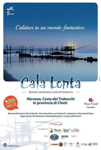 Sapori Autentici dell’Abruzzo: Cala Lenta “profumi e sapori della costa dei trabocchi” (Ch). Cala Lenta “profumi e sapori della costa dei trabocchi” (Ch). Cala Lenta è diventato uno degli eventi più affascinanti e attesi dell’estate abruzzese, attirando visitatori da tutta Italia e anche da fuori regione. La manifestazione celebra i “profumi e sapori della costa dei trabocchi”, una delle zone più suggestive e ricche di tradizione gastronomica d’Abruzzo. Il tratto di costa che si estende da Francavilla al Mare a San Salvo è famoso non solo per i suoi scenari mozzafiato, ma anche per la presenza dei trabocchi, le antiche macchine da pesca che affondano le loro radici nella storia e nella cultura del territorio. Questi luoghi evocativi, cantati anche da D'Annunzio, offrono uno sfondo perfetto per un’esperienza enogastronomica che fonde tradizione, cultura e bellezza naturale. La manifestazione si svolge con cadenza biennale e include una serie di eventi che coinvolgono i vari comuni costieri. Tra le attività più apprezzate, ci sono le cene tematiche, che vengono organizzate nei ristoranti locali, dove i piatti preparati con ingredienti freschi e tipici della tradizione marinara abruzzese sono i protagonisti. Tra queste, spiccano le cene sui trabocchi, che offrono un'esperienza unica di degustazione immersi nel panorama marittimo, e gli incontri con i pescatori, che raccontano storie e segreti della tradizione della pesca. Il pescaturismo, che permette ai visitatori di vivere in prima persona l’esperienza della pesca, aggiunge un ulteriore elemento di coinvolgimento e scoperta. Il mercato del gusto rappresenta un’altra delle attrazioni principali di Cala Lenta, con i suoi stand che offrono prodotti tipici provenienti da tutta la regione. Qui, i visitatori possono acquistare specialità locali come olio d’oliva, vino, formaggi, e, ovviamente, il pesce fresco, che è protagonista indiscusso della cucina costiera. I laboratori di cucina e gli eventi culturali completano l’offerta della manifestazione, dando la possibilità di approfondire la conoscenza delle tradizioni culinarie abruzzesi e di partecipare a esperienze interattive che arricchiscono l’esperienza del pubblico. Cala Lenta, dunque, è molto più di un evento gastronomico. È una vera e propria celebrazione della cultura abruzzese e della sua identità legata al mare. La manifestazione unisce la bellezza naturale dei trabocchi e della costa alla tradizione culinaria, creando un’atmosfera unica che coinvolge i sensi e arricchisce il cuore di chi la vive. È un’occasione imperdibile per chi desidera esplorare il meglio dell’Abruzzo, immergendosi nei suoi paesaggi, nella sua storia e nei suoi sapori autentici.