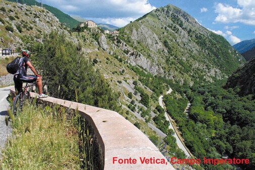 La classificazione degli itinerari è stata fatta tenendo conto della lunghezza del percorso, del dislivello, della pendenza media e della pendenza massima. Il tour facile è identificato con il cerchietto verde, quello medio è identificato con il cerchietto azzurro, l’impegnativo è identificato con il cerchietto rosso. Una differente taratura dei contachilometri delle biciclette potrebbe produrre misurazioni leggermente diverse riguardo il dato della distanza totale, pertanto si raccomanda di considerare anche le distanze parziali. Ogni itinerario è corredato da dati tecnici relativi alla lunghezza, ai dislivelli, all’altimetria, al Roadbook con alcune coordinate GPS. Per utilizzare gli itinerari con il navigatore satellitare, si consiglia di scaricare i file GPX dal portale della Regione su: www. abruzzoturismo.it/cicloturismo.html.
