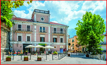 Caramanico Terme, situato nel cuore della provincia di Pescara, è uno dei borghi più affascinanti d’Abruzzo e riconosciuto tra i Borghi più belli d’Italia per la sua straordinaria armonia tra patrimonio storico, paesaggio naturale e tradizioni locali. Adagiato alle pendici del massiccio della Majella e circondato da scenari montani di grande suggestione, il borgo conserva un centro storico ricco di testimonianze medievali, con vicoli in pietra, archi, scalinate e antiche abitazioni che raccontano secoli di storia. Le chiese storiche, i palazzi signorili e le piazze panoramiche contribuiscono a creare un’atmosfera autentica, dove il tempo sembra rallentare e ogni angolo offre scorci di grande bellezza, rendendo Caramanico Terme una meta ideale per chi cerca cultura, quiete e identità territoriale. Oltre al valore storico e architettonico, Caramanico Terme è celebre per la presenza delle sue acque termali, note fin dall’antichità per le proprietà benefiche e terapeutiche, che hanno reso il borgo un importante centro di turismo del benessere. Inserito all’interno del Parco Nazionale della Maiella, il paese rappresenta anche un punto di partenza privilegiato per escursioni, passeggiate naturalistiche e attività all’aria aperta tra gole, boschi e sentieri panoramici. Le tradizioni popolari, le feste religiose e la cucina tipica completano l’esperienza di visita, offrendo un contatto diretto con l’anima più autentica dell’Abruzzo. Caramanico Terme si conferma così non solo come uno dei borghi più belli d’Italia, ma come un luogo capace di unire natura, cultura e benessere in un equilibrio unico.