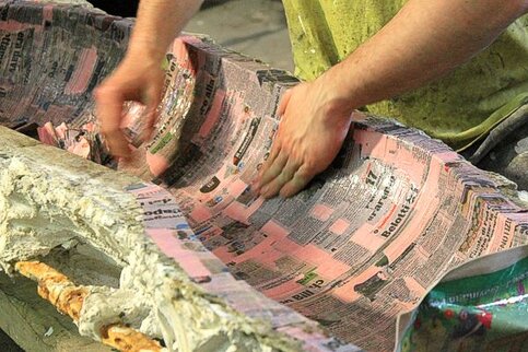 L’artigianato della carta pesta in Abruzzo è un’antica tradizione che si distingue per la sua capacità di trasformare un materiale semplice in vere e proprie opere d'arte. La tecnica prevede l’uso di carta stracciata e colla, che, attraverso il lavoro paziente degli artigiani, diventa un mezzo per creare oggetti decorativi e maschere dai dettagli incredibili. Questa tradizione si è radicata soprattutto nei borghi abruzzesi, dove l’arte della carta pesta è stata tramandata di generazione in generazione, preservando l'autenticità e l'eccellenza nella realizzazione di prodotti che raccontano storie e leggende locali. La creazione di maschere è uno degli aspetti più emblematici di questa tradizione. Ogni maschera di carta pesta, che può rappresentare personaggi popolari, divinità o figure sacre, nasce da un attento lavoro di modellatura e decorazione. Gli artigiani abruzzesi, con grande maestria, intagliano e dipingono ogni maschera con colori vivaci e dettagli intricati, catturando l’essenza del folklore locale. Le maschere non sono solo decorazioni, ma elementi di una tradizione che celebra le festività, il Carnevale e altre occasioni sociali, dove la bellezza del lavoro artigianale diventa una forma di espressione culturale che affonda le radici nel passato. Accanto alle maschere, gli artigiani abruzzesi realizzano anche statue e oggetti decorativi, che riprendono tematiche sacre e naturali, tipiche della cultura locale. La lavorazione di statue religiose o di figure ispirate alla fauna e alla flora della regione è caratterizzata da una grande attenzione ai dettagli. Ogni piega, ogni incisione, ogni colore è scelto per esprimere non solo la bellezza estetica, ma anche un significato profondo, legato alla spiritualità e alla vita rurale dell’Abruzzo. L’arte della carta pesta, quindi, diventa un mezzo per raccontare e celebrare la vita quotidiana, le tradizioni religiose e le leggende popolari. Oggi, nonostante l’evoluzione della tecnologia e l’avanzare dei materiali industriali, la lavorazione della carta pesta continua a essere una pratica viva in Abruzzo. Le botteghe artigiane che si occupano di questa tradizione sono custodi di un sapere antico che non solo resiste, ma si rinnova costantemente. Le maschere e le statue in carta pesta, con la loro unicità e il fascino rustico, sono ancora apprezzate da chi cerca oggetti autentici e ricchi di significato, e rappresentano una testimonianza concreta di come l’artigianato tradizionale possa continuare a vivere e a evolversi nei contesti contemporanei.
