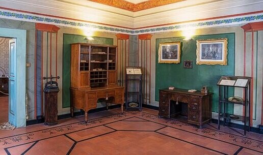 Museo Casa Natale di Gabriele d’Annunzio: Un viaggio nella vita del poeta. Il Museo Casa Natale di Gabriele d’Annunzio si trova nel cuore del centro storico di Pescara, lungo Corso Manthonè, in un edificio settecentesco che vide i natali di uno dei più celebri poeti e intellettuali italiani. Dichiarata monumento nazionale nel 1927, la casa rappresenta una preziosa testimonianza della vita e dell’opera di d’Annunzio, offrendo ai visitatori un’immersione nelle atmosfere che hanno plasmato la sua infanzia e la sua formazione. Il percorso museale si snoda attraverso le stanze della casa, fedelmente restaurate e arricchite con arredi originali, oggetti personali, manoscritti e fotografie. Ogni ambiente racconta un aspetto della vita di Gabriele d’Annunzio, dalle sue radici familiari all’ascesa come protagonista della letteratura, della politica e della cultura italiana. In particolare, lo studio del poeta conserva documenti e libri che riflettono la vastità dei suoi interessi e la sua poliedrica creatività. Di grande interesse è anche la sala dedicata ai suoi successi letterari e teatrali, con una selezione di prime edizioni, locandine di spettacoli e costumi di scena. Tra gli oggetti esposti spiccano lettere autografe e fotografie che raccontano il rapporto di d’Annunzio con i grandi intellettuali e artisti dell’epoca. Il museo permette così di comprendere non solo l’uomo, ma anche il contesto storico e culturale che ne ha influenzato l’opera. Il Museo Casa Natale di Gabriele d’Annunzio non è solo un luogo di memoria, ma anche uno spazio culturale dinamico che organizza mostre temporanee, eventi letterari e visite guidate per approfondire l’eredità del poeta. La casa rappresenta un punto di riferimento per conoscere più a fondo l’anima di Pescara, città che ha dato i natali a un uomo che ha lasciato un segno indelebile nella storia culturale italiana.