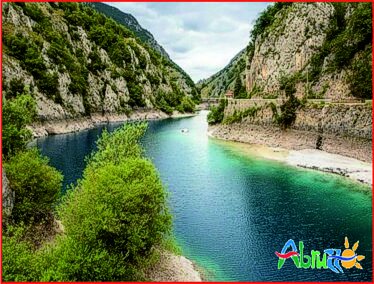 Immagine: la Riserva Naturale di Castel Cerreto. La “Riserva Naturale di Castel Cerreto” si trova nel comune di Penna Sant’Andrea e tutela un bosco di cerro, roverella e carpino nero, oltre a parecchie specie di arbusti tra cui la ginestra, il ginepro, il biancospino, il pungitopo. La fauna comprende uccelli rari come il barbagianni, lo sparviero, il picchio verde, mentre tra i mammiferi sono comuni la donnola, la faina, la volpe, la lepre, il ghiro, il cinghiale, lo scoiattolo e il riccio. Ad Atri lo scenario suggestivo dei suoi calanchi, derivanti dall’erosione di un particolare tipo di argille, è protetto dalla “Riserva Naturale dei Calanchi di Atri”. La scarsa vegetazione include specie tipiche di climi desertici come il cappero, il carciofo selvatico, la liquirizia. Lungo i piccoli corsi d’acqua sono diffusi il granchio di fiume e la puzzola, oltre alle onnipresenti volpi; uno degli ospiti più particolari dei calanchi è però senza dubbio l’istrice. Il “Parco Territoriale attrezzato del Fiume Fiumetto”, nel comune di Colledara, tutela il letto del torrente caratterizzato da cascatelle e vegetazione di sponda, circondato da boschi di roverella, farnia, salice e pioppo e frequentato dalla puzzola, dal tasso e da molte specie di uccelli. Infine nel tratto medio del fiume Vomano, uno dei fiumi più importanti della provincia di Teramo, alimentato dalle acque del Gran Sasso e della Laga, nel territorio del comune di Montorio al Vomano ha sede il Parco “Territoriale attrezzato del Fiume Vomano”, il più esteso tra le aree protette abruzzesi di questo tipo. Il fiume in questo punto scorre tra alte pareti di arenaria, scavate dalla lenta azione erosiva delle acque, e boschi di leccio. Sulle pareti nidifica il falco pellegrino, mentre nelle aree ai lati di esse troviamo il succiacapre, l’averla piccola e l’upupa.