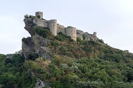Roccaforte di Roccascalegna (Ch) La Roccaforte di Roccascalegna è una maestosa struttura medievale situata su una ripida rupe, che domina il paesaggio delle valli circostanti. La sua posizione, estremamente strategica, permetteva di controllare le rotte commerciali e difendere il territorio da possibili invasioni o attacchi nemici. La roccaforte, costruita probabilmente intorno al X secolo, sorge su un promontorio di roccia calcarea che la rendeva praticamente inaccessibile, un aspetto che ne esaltava la funzione difensiva. Nel corso dei secoli, la Roccaforte di Roccascalegna subì numerosi interventi, espandendosi e adattandosi alle esigenze difensive e abitative. La struttura si componeva di mura robuste, torri e una serie di porte e passaggi che consentivano di resistere a lunghi assedi. Al suo interno si trovano i resti di edifici che testimoniano la vita quotidiana dei suoi abitanti, mentre l'architettura della fortezza riflette le tecniche costruttive dell'epoca medievale. Durante il Medioevo, la roccaforte era un centro di potere per le famiglie nobili locali, che vi risiedevano e ne garantivano la protezione. La sua posizione dominante sulle valli circostanti le permetteva di vigilare sui territori vicini, assicurando il controllo delle risorse e delle vie di comunicazione. Nel tempo, la Roccaforte divenne anche un simbolo di prestigio, un luogo dove si celebravano eventi importanti e si amministrava la giustizia. Oggi, la Roccaforte di Roccascalegna è un importante sito turistico, che attrae visitatori provenienti da ogni parte del mondo. Sebbene sia parzialmente in rovina, la sua imponenza e il panorama mozzafiato che offre rendono la visita un'esperienza unica. La roccaforte, con la sua storia millenaria, racconta non solo le vicende di un'epoca lontana, ma anche il legame indissolubile tra l'uomo e il territorio che l'ha ospitata.