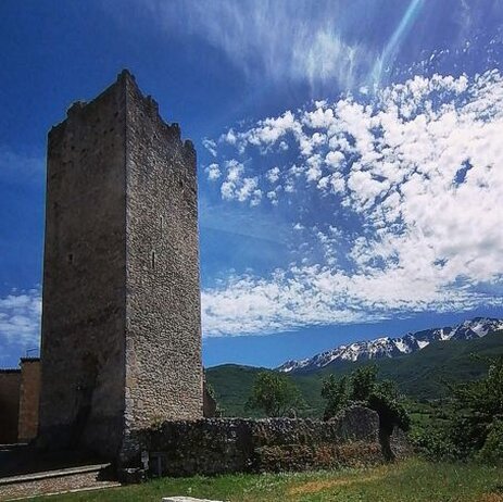 Castelli, fortificazioni e dimore in Abruzzo: Il Castello di Beffi. Il Castello di Beffi. Immerso nel cuore della Valle Subequana, il castello di Beffi si erge come un’affascinante testimonianza del passato medievale dell’Abruzzo. Situato nel territorio di Acciano, questo antico complesso fortificato domina il paesaggio con la sua imponente torre squadrata, un tempo fulcro del sistema difensivo. Il castello, costruito sfruttando la naturale pendenza della montagna, appartiene alla tipologia dei "castelli-recinto", con una vasta cinta muraria che circondava la fortezza e offriva riparo non solo alla guarnigione militare, ma probabilmente anche al feudatario e alla popolazione locale. Osservando la valle dall’alto, si scorge una seconda fortificazione, una torre cilindrica snella ed elegante, immersa nel bosco ai piedi di Goriano Valli. La disposizione strategica delle due strutture suggerisce che esse facessero parte di un sistema difensivo più ampio, concepito per garantire il controllo del territorio e la comunicazione visiva tra i vari avamposti. Questa rete di torri e castelli, diffusa lungo la Valle Subequana, dimostra l’importanza strategica della zona nel Medioevo, quando la protezione delle vie di transito era essenziale per il controllo politico e militare. Il castello di Beffi, nonostante il trascorrere dei secoli, conserva ancora un fascino indiscusso, amplificato dal contrasto tra le sue solide strutture in pietra e la natura rigogliosa che lo circonda. Passeggiando tra i ruderi, si può immaginare la vita quotidiana del passato, fatta di battaglie, alleanze e momenti di pace all’ombra delle sue mura. Il panorama che si apre dalla fortezza offre uno spettacolo suggestivo, in cui storia e paesaggio si fondono in un’unica narrazione visiva. A poca distanza dal castello di Beffi, un'altra fortificazione, il castello-recinto di Roccapreturo, contribuisce a rafforzare l’idea di un territorio un tempo disseminato di avamposti militari, oggi testimoni silenziosi di un’epoca lontana. Questi luoghi, seppur meno noti rispetto ad altre grandi roccaforti abruzzesi, rappresentano una preziosa eredità storica e culturale, in grado di affascinare viaggiatori e studiosi alla ricerca delle tracce del passato medievale della regione.