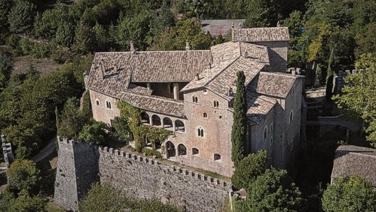 Castelli, fortificazioni e dimore in Abruzzo: Gagliano Aterno e il suo Elegante Castello. Gagliano Aterno e il suo Elegante Castello. Nel cuore dell’alta vallata dell’Aterno, tra montagne dolci e boschi rigogliosi, si trova Gagliano Aterno, un borgo che conserva intatto il fascino della storia. Lontano dai circuiti turistici più battuti, questo angolo d’Abruzzo regala scenari autentici e un’atmosfera sospesa nel tempo. Le sue stradine silenziose si snodano tra chiese antiche, palazzi signorili e tracce di un passato che affonda le radici nel Medioevo. A dominare il paesaggio è il suo castello, un’elegante costruzione che si distingue per la raffinatezza delle forme e l’armonia architettonica, più vicina a una dimora signorile che a un austero maniero difensivo. Diverso dai tradizionali castelli medievali, il castello di Gagliano Aterno unisce il carattere fortificato alla grazia di una residenza nobiliare. La sua facciata si apre sul borgo con un raffinato loggiato a due ordini di finestre, mentre all’interno si sviluppa attorno a un ampio cortile, dove un antico pozzo in pietra aggiunge un tocco di suggestione. Nonostante la sua funzione difensiva, la struttura rivela un’attenzione particolare all’estetica e al comfort, testimoniando la presenza di una nobiltà che qui trovava non solo protezione, ma anche eleganza e prestigio. Lo scenografico scalone in pietra che conduce al piano nobile è uno degli elementi più affascinanti del castello, un dettaglio architettonico che enfatizza il suo ruolo di dimora aristocratica. Le sue sale, un tempo animate dalla vita della corte, conservano ancora il ricordo di un’epoca in cui l’arte e la cultura si intrecciavano alla vita quotidiana. Ogni angolo racconta storie di famiglie illustri, di momenti di splendore e di trasformazioni che hanno attraversato i secoli, rendendo questo luogo un simbolo della storia abruzzese. Oggi, il castello di Gagliano Aterno è una delle testimonianze più affascinanti del patrimonio architettonico della regione. Immerso in un contesto naturale di rara bellezza, rappresenta non solo un punto di interesse storico, ma anche un luogo che continua a vivere attraverso eventi culturali e visite che ne svelano il fascino ai viaggiatori curiosi. La sua presenza domina il borgo con eleganza, ricordando a chi lo osserva il legame indissolubile tra storia, architettura e paesaggio abruzzese.